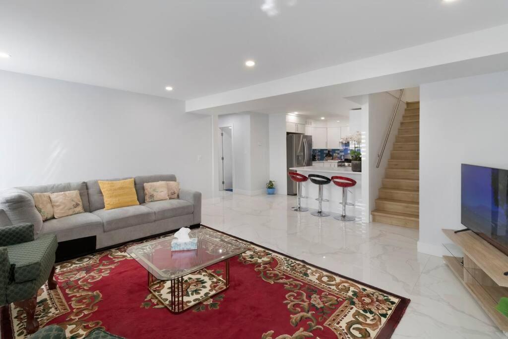 Modern Bright Whole House Major attractions nearby