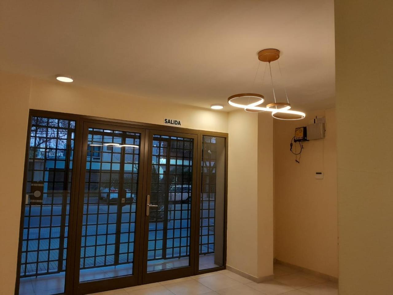 Moderno y nuevo apartamento con cochera en el centro