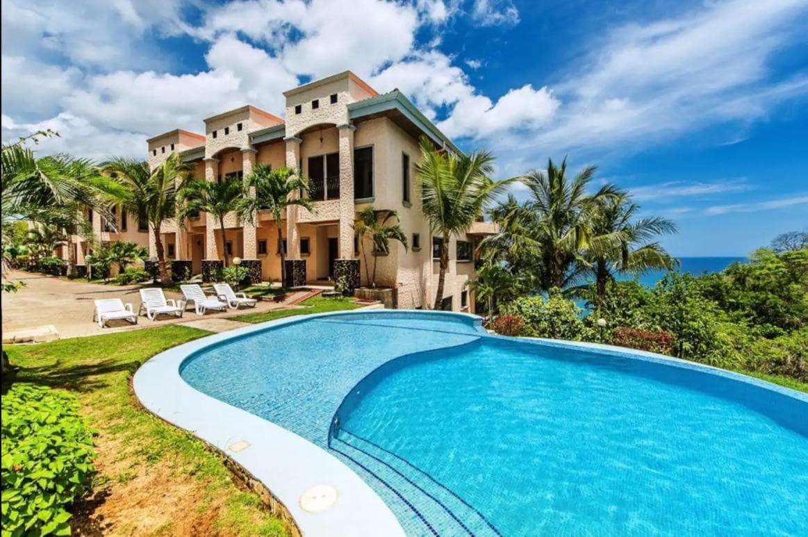 Ocean-Views, Infinity Pools & Private Veranda