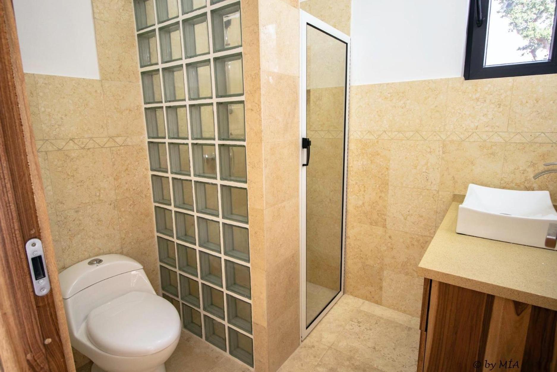 Roatan Infinity Pool and Ocean View Apartment view 3