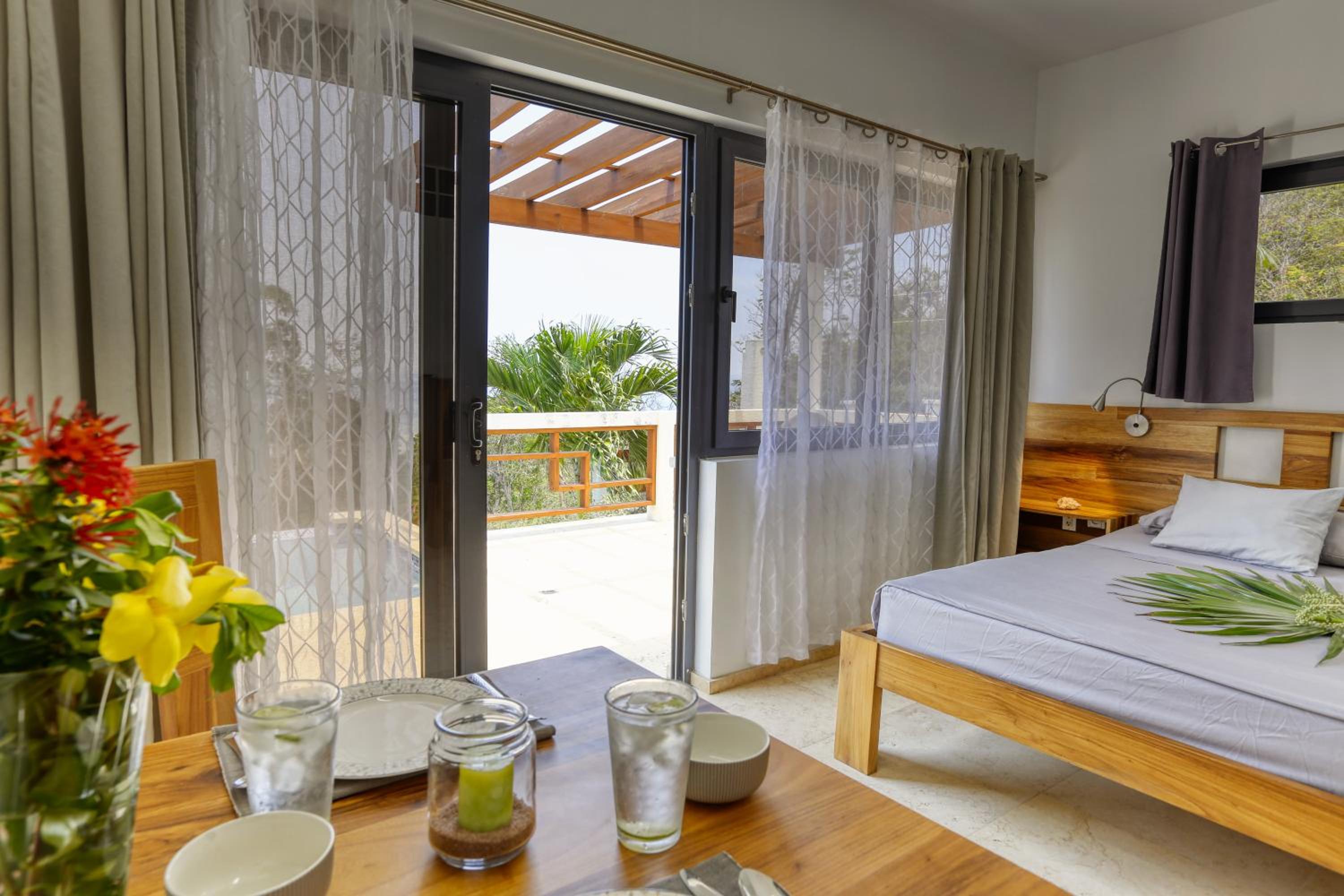 Roatan Infinity Pool and Ocean View Apartment view 4