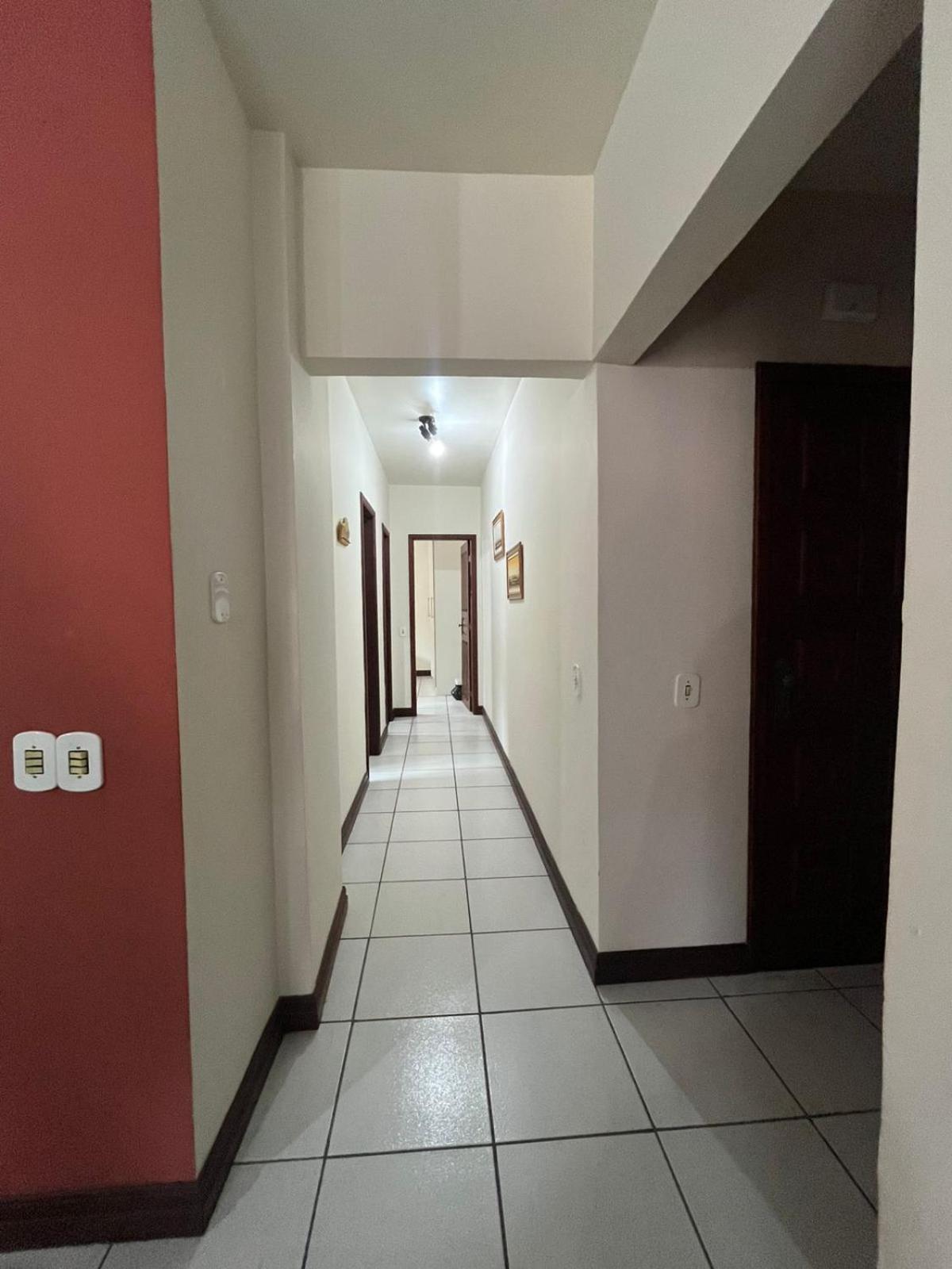 Apartamento amplo, 180m da praia