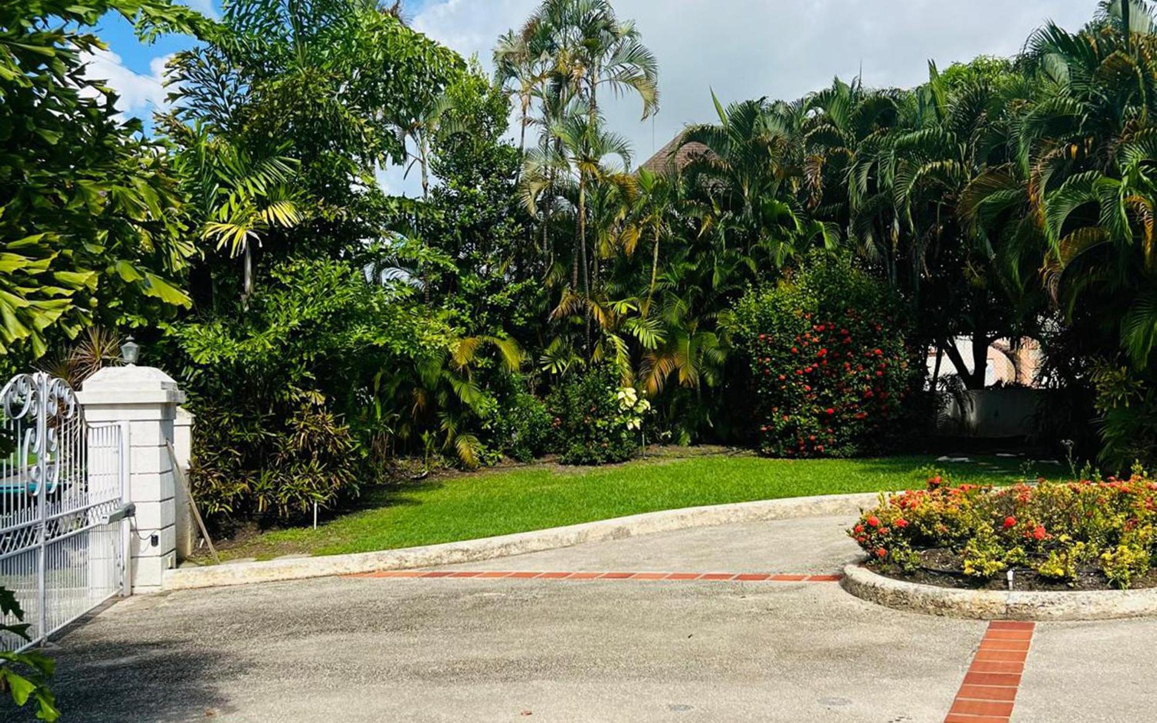 Escape to a delightful spacious family villa near Holetown