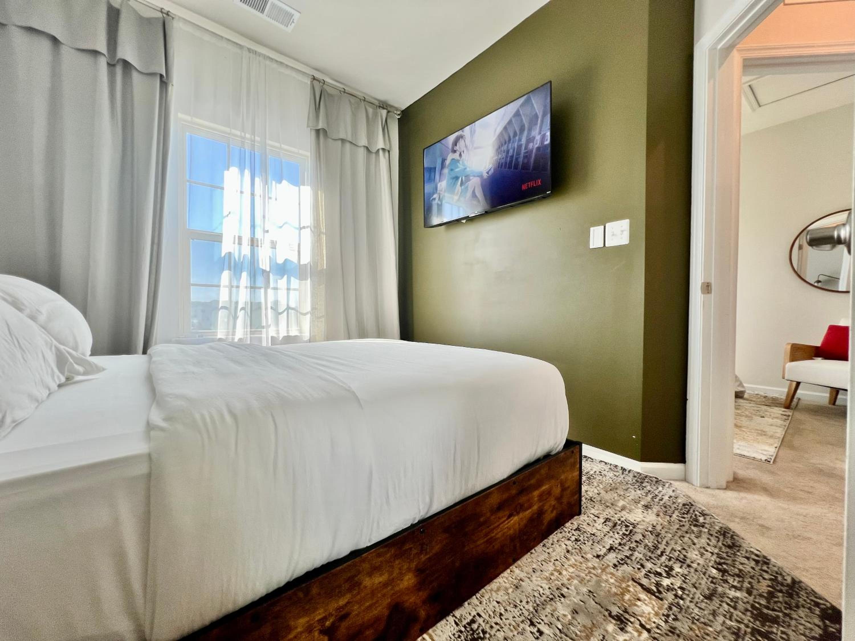 Lux Townhome Free Parking 12 min to BWI - Property Image 38