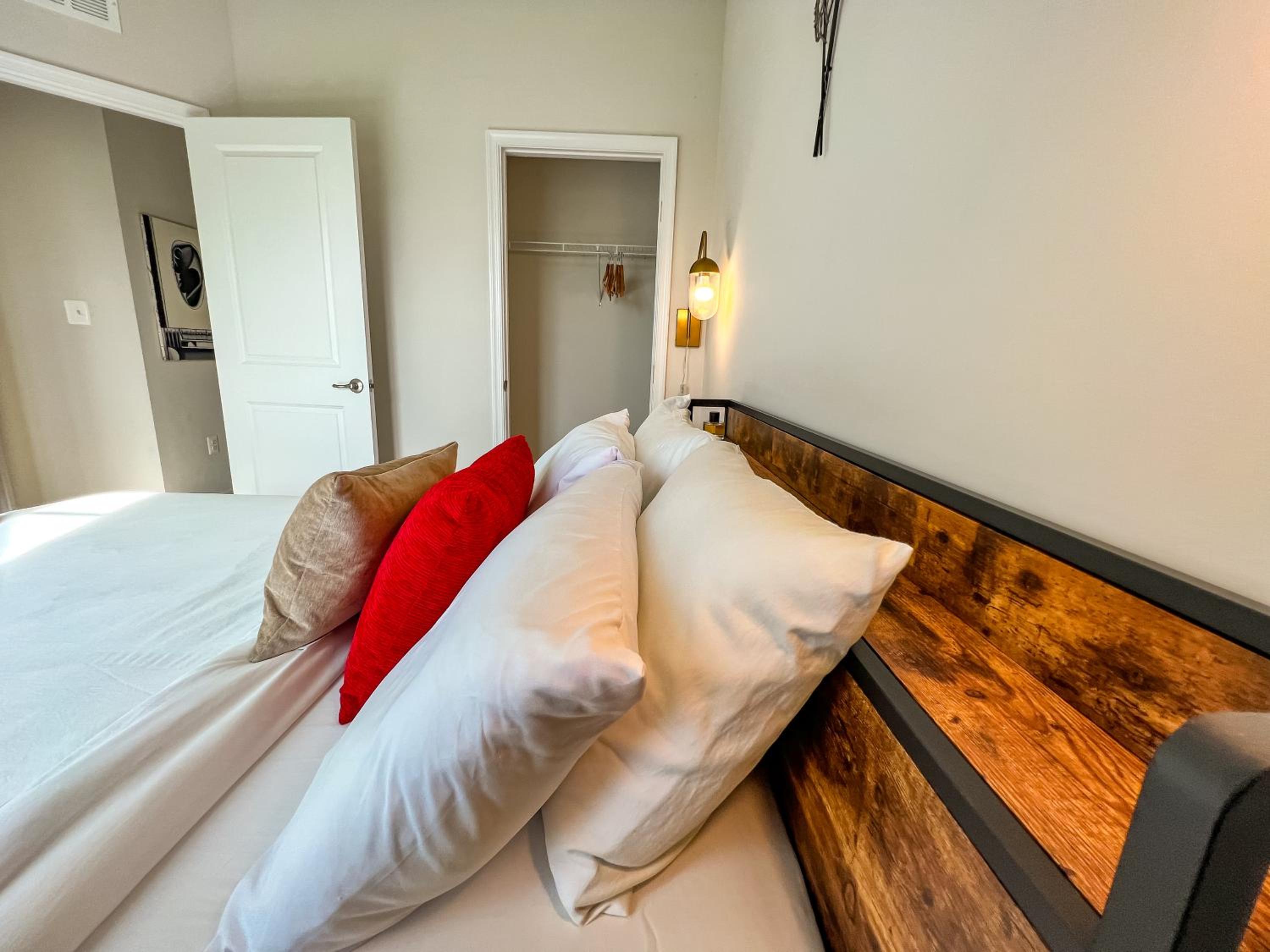 Lux Townhome Free Parking 12 min to BWI - Property Image 9