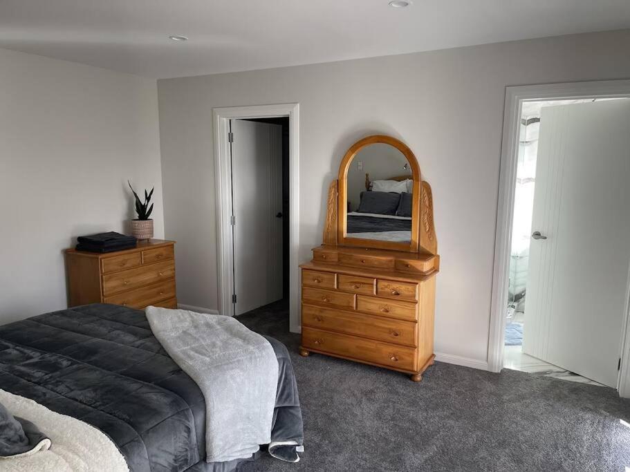 Modern and Private guest house in east auckland view 3