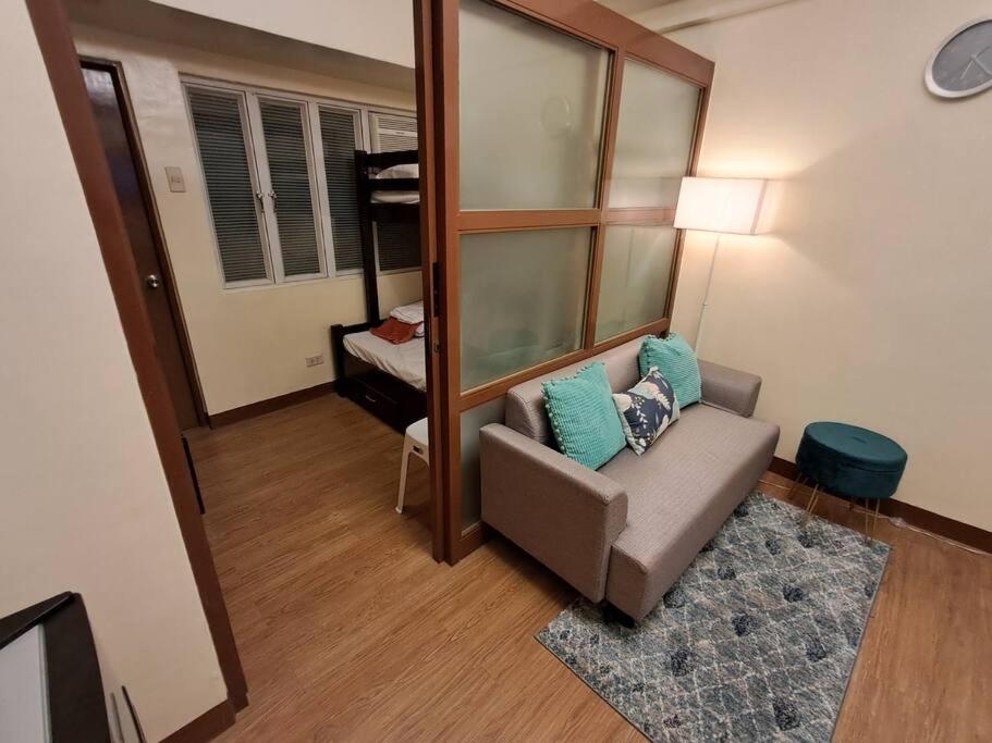 Cozy Home beside mall,MRTBoniEDSA view 4