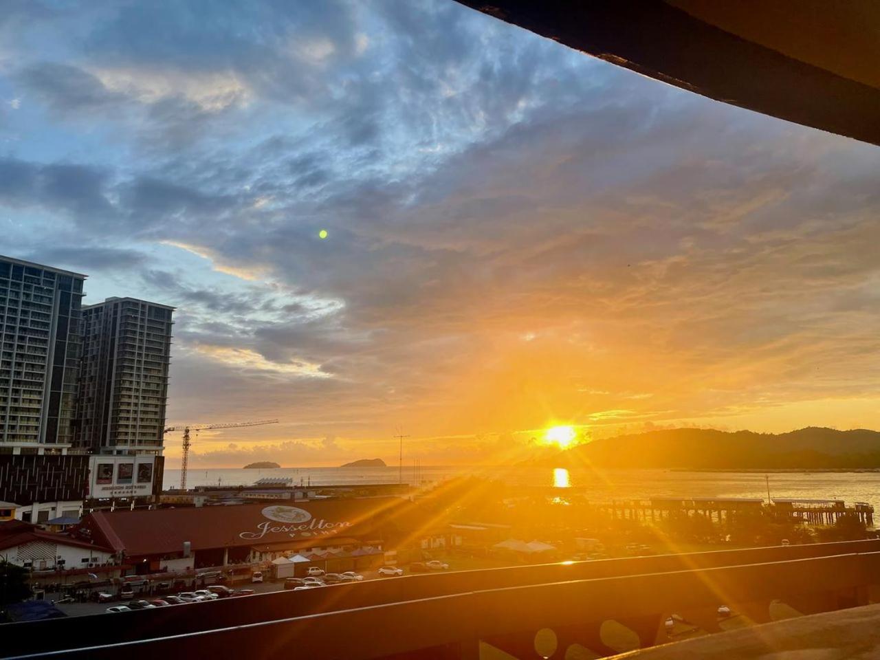 Jesselton Quay Sea & Pool View for 6 PAX photo 5