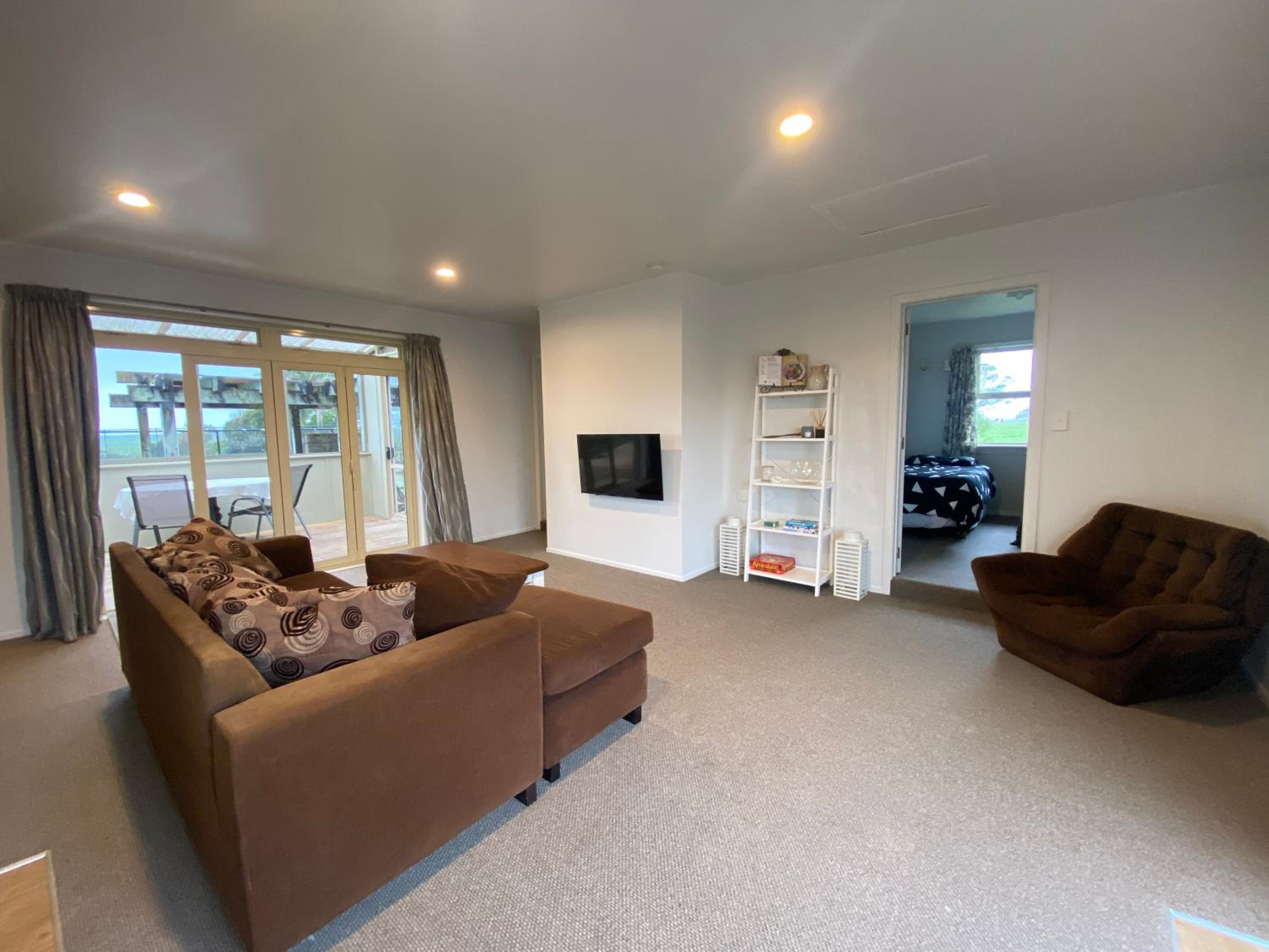 Spacious 2-Bedroom Guest House - Easy Access, Near Pukehina Beach view 4