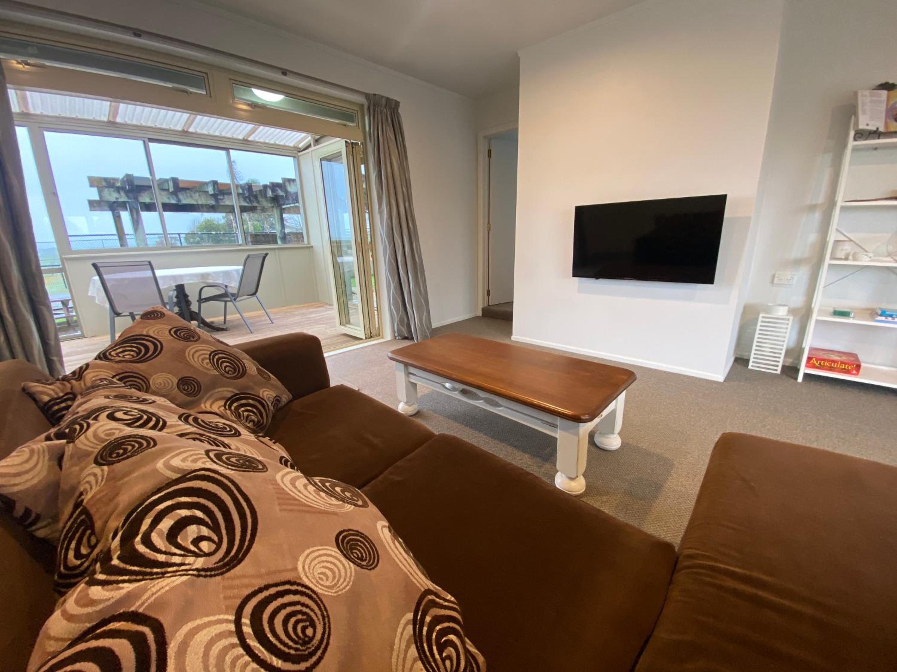 Spacious 2-Bedroom Guest House - Easy Access, Near Pukehina Beach view 5