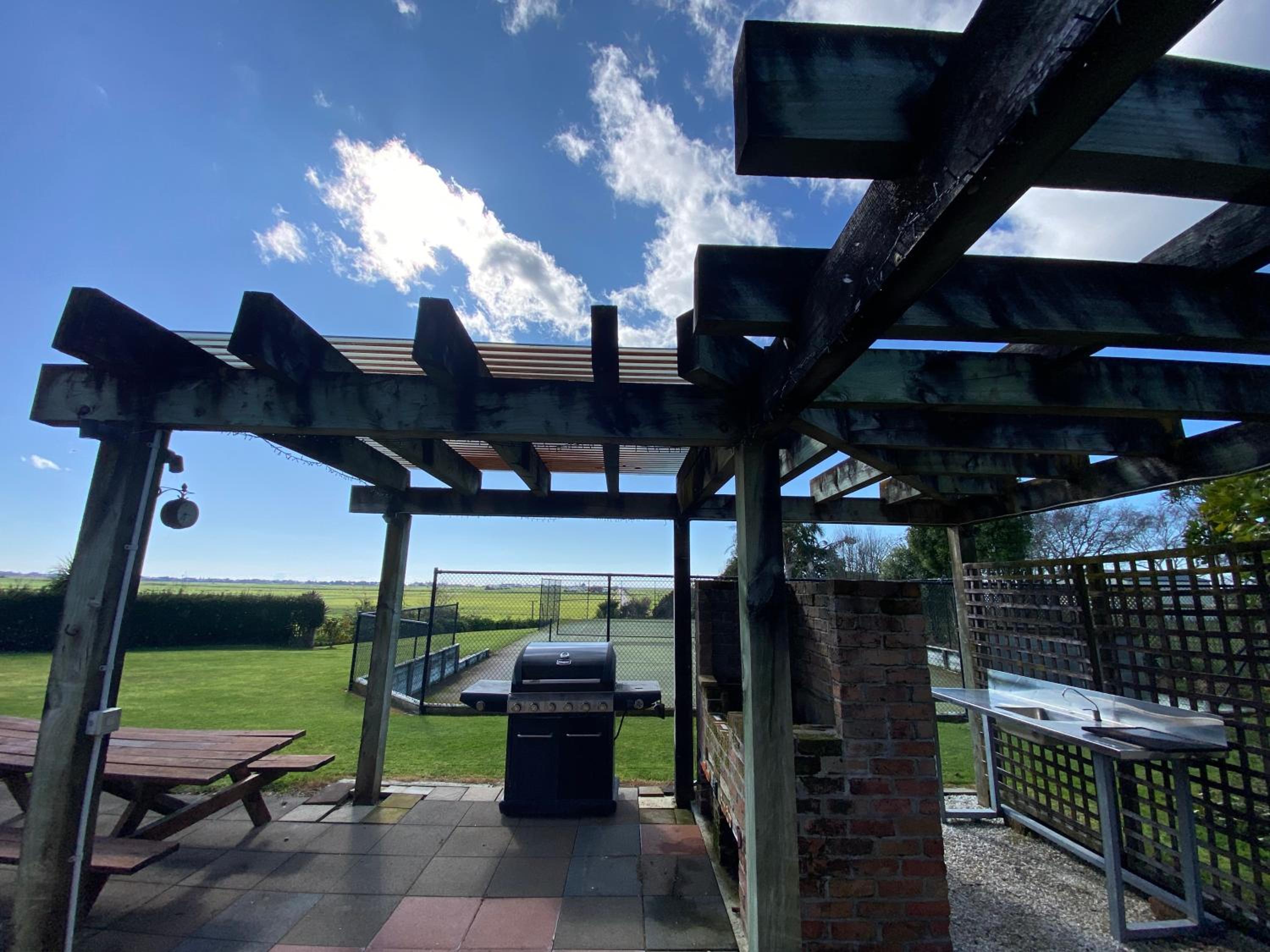 Spacious 2-Bedroom Guest House - Easy Access, Near Pukehina Beach view 2