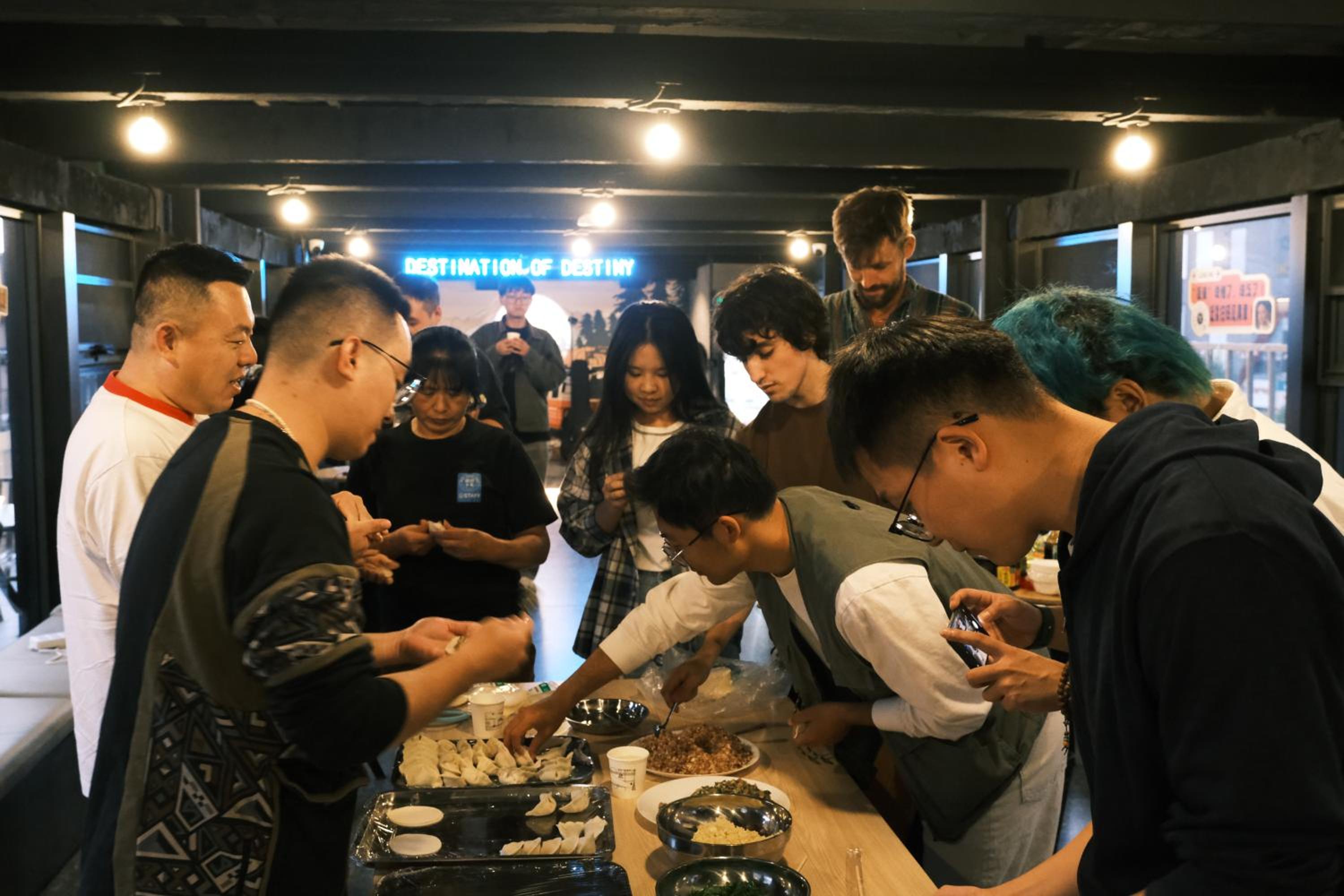Chengdu Desti Youth Park Hostel TaiKooLi - Cafe& Bar& Luggage Storage& Large Public Area