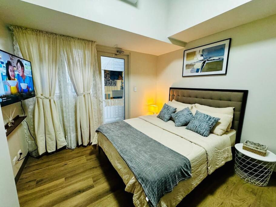 10F Luxury 1BR at Park Mckinley West near Venice Mall view 4