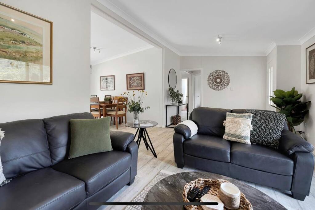 Frog Hill 8 bedroom luxe rural retreat near town with 2 houses