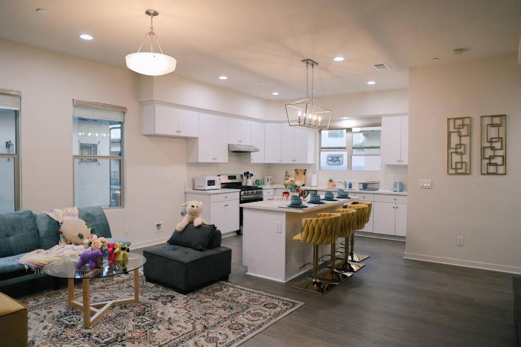 Cypress Vacations - Jie's choice- Decent 2B brand new 15mins to DT unit A - Property Image 1
