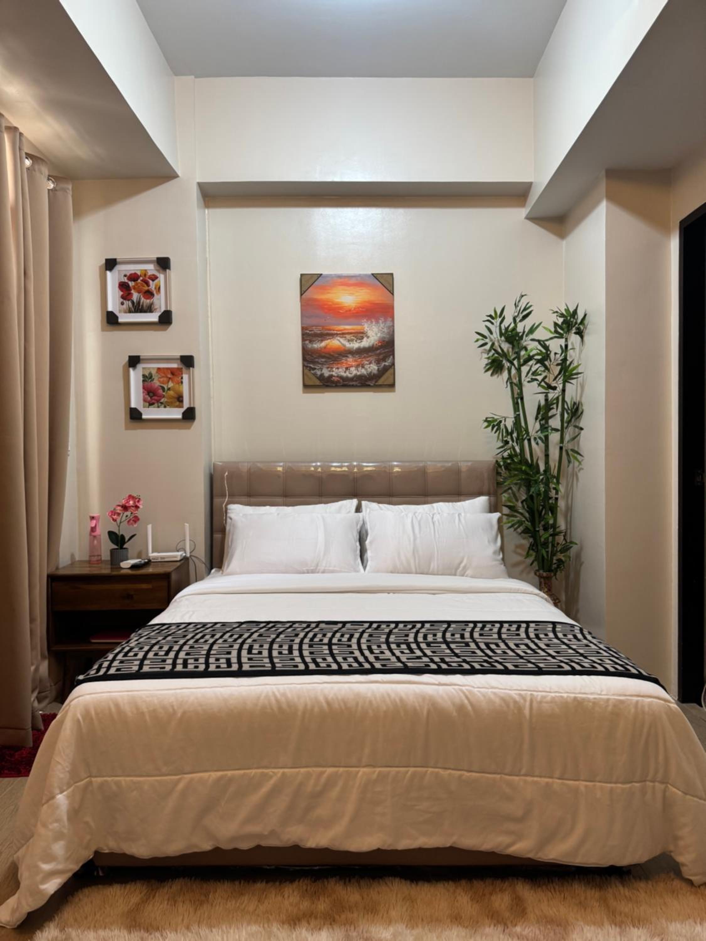 Budget Stay in 81 Newport near Terminals C2-9J view 2