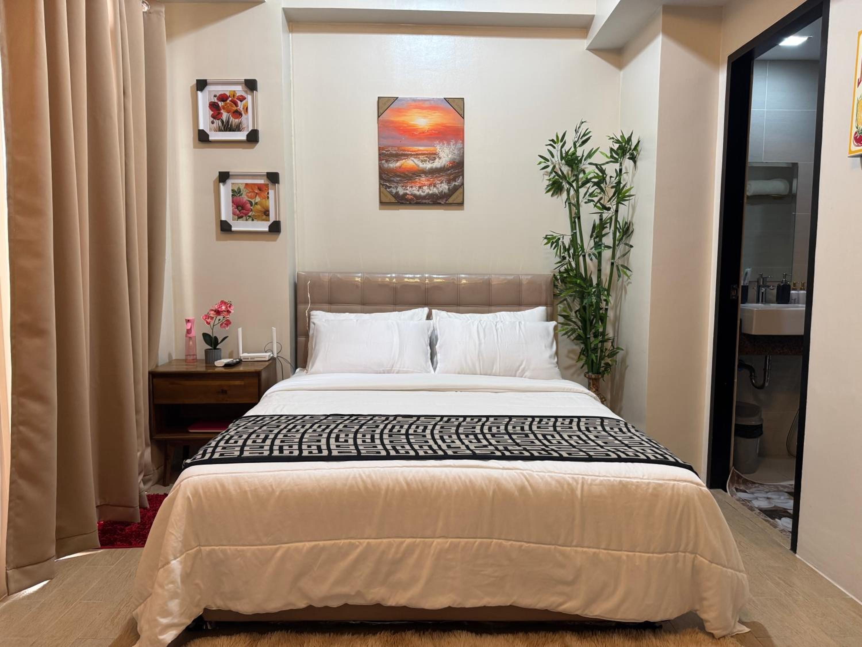 Budget Stay in 81 Newport near Terminals C2-9J view 5