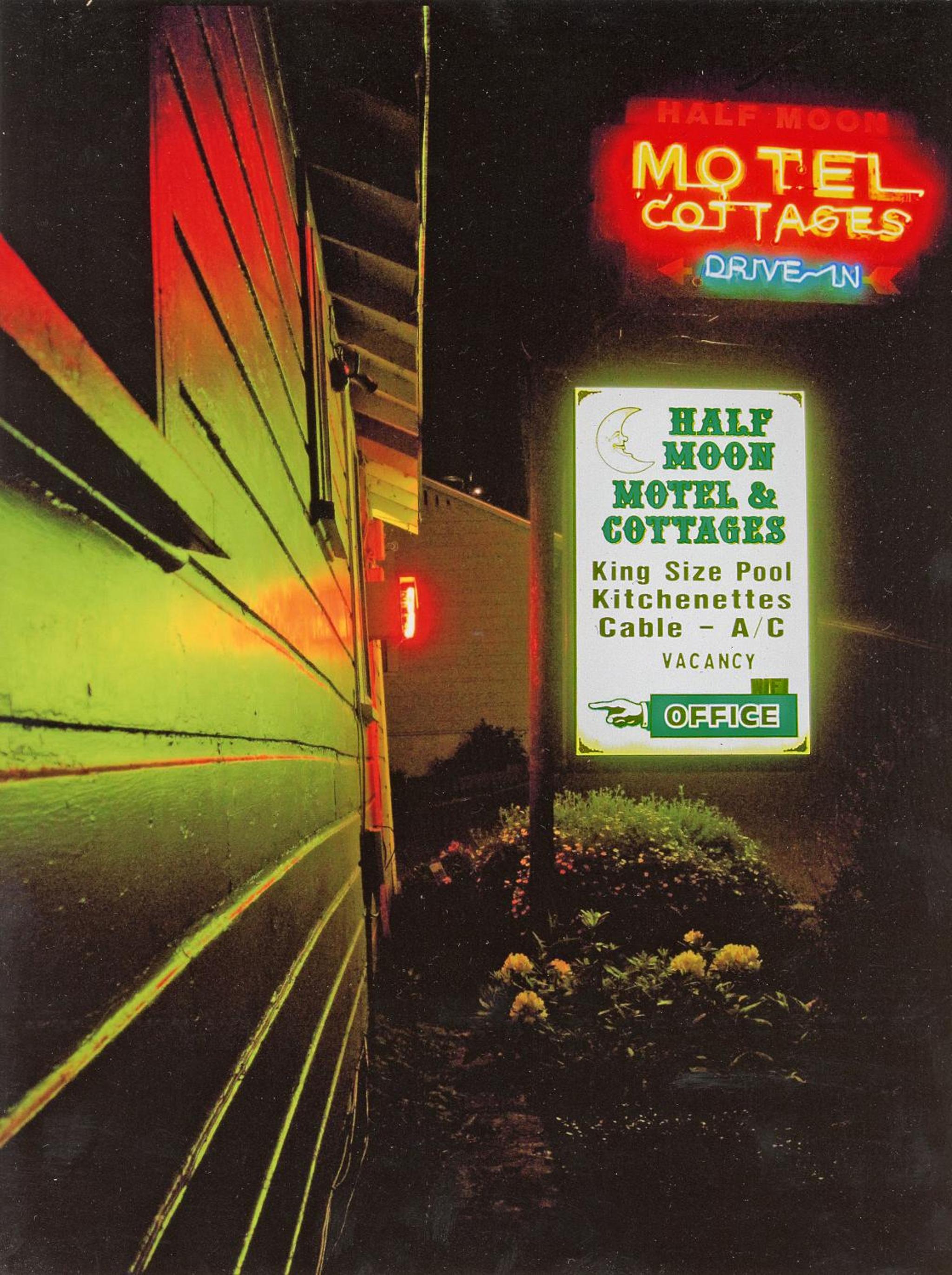Half Moon Motel & Cottages
