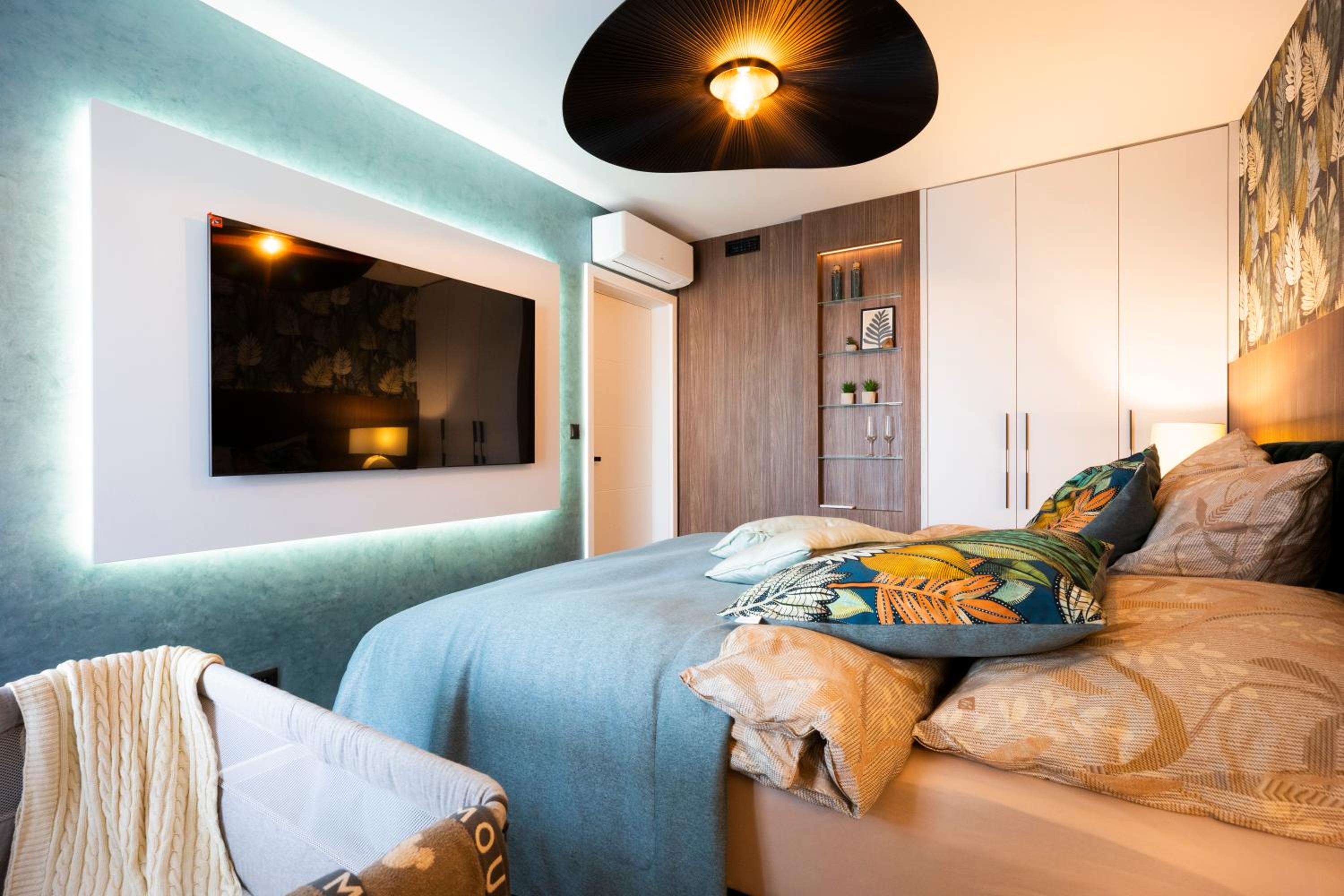 DH Family and Whirlpool Premium Apartment 3kk, 2x SmartTV-NETFLIX, Big Terrace and Free Parking