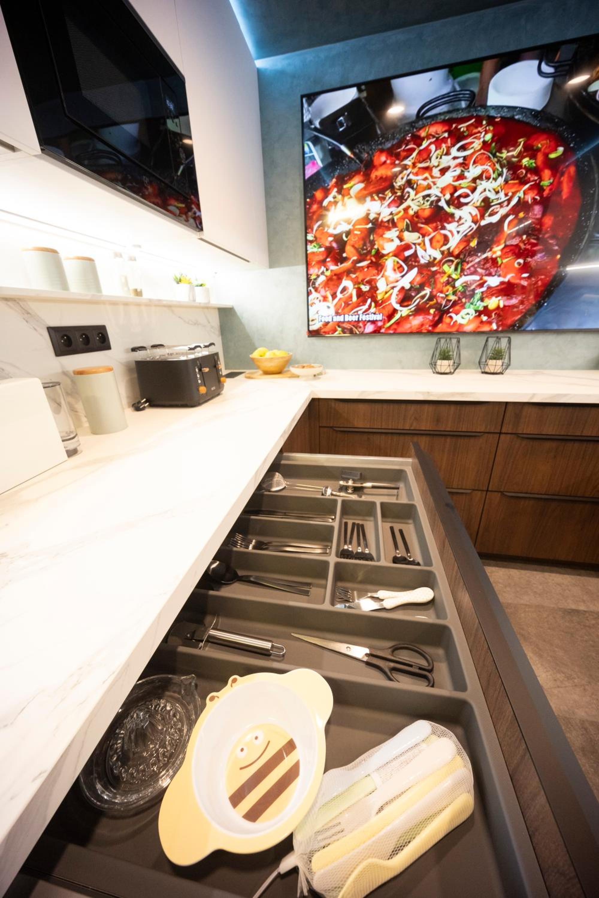 DH Family and Whirlpool Premium Apartment 3kk, 2x SmartTV-NETFLIX, Big Terrace and Free Parking