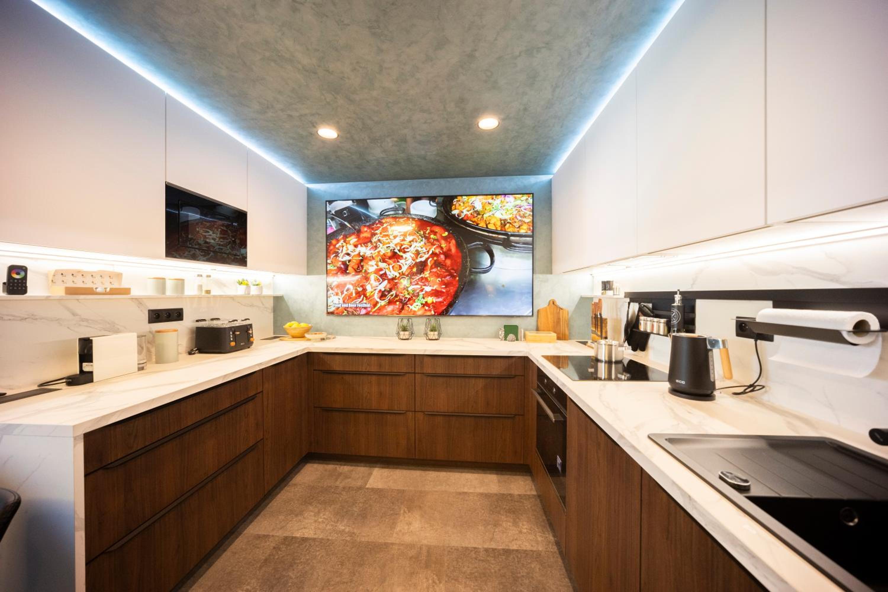 DH Family and Whirlpool Premium Apartment 3kk, 2x SmartTV-NETFLIX, Big Terrace and Free Parking
