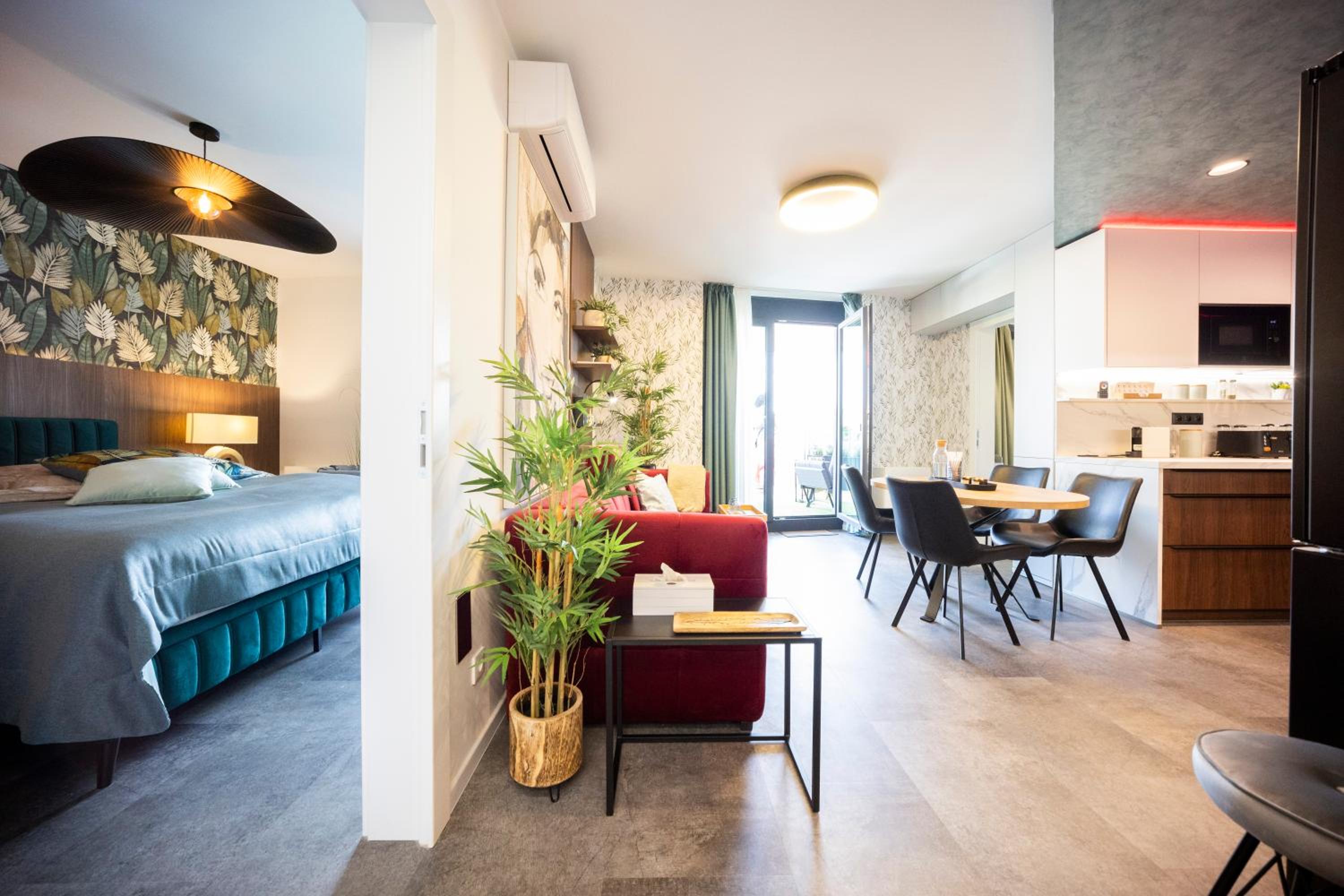 DH Family and Whirlpool Premium Apartment 3kk, 2x SmartTV-NETFLIX, Big Terrace and Free Parking