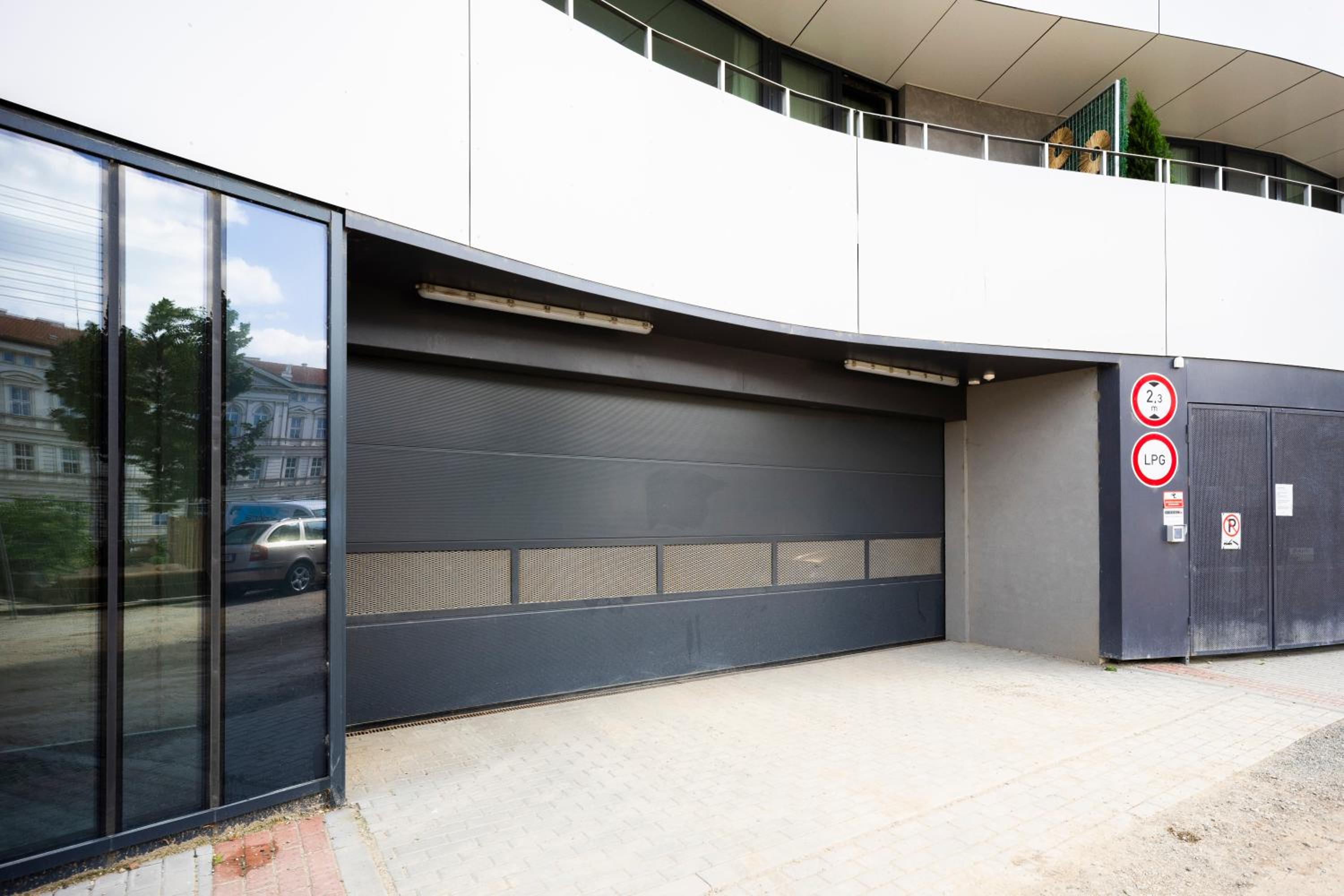 DH Family and Whirlpool Premium Apartment 3kk, 2x SmartTV-NETFLIX, Big Terrace and Free Parking