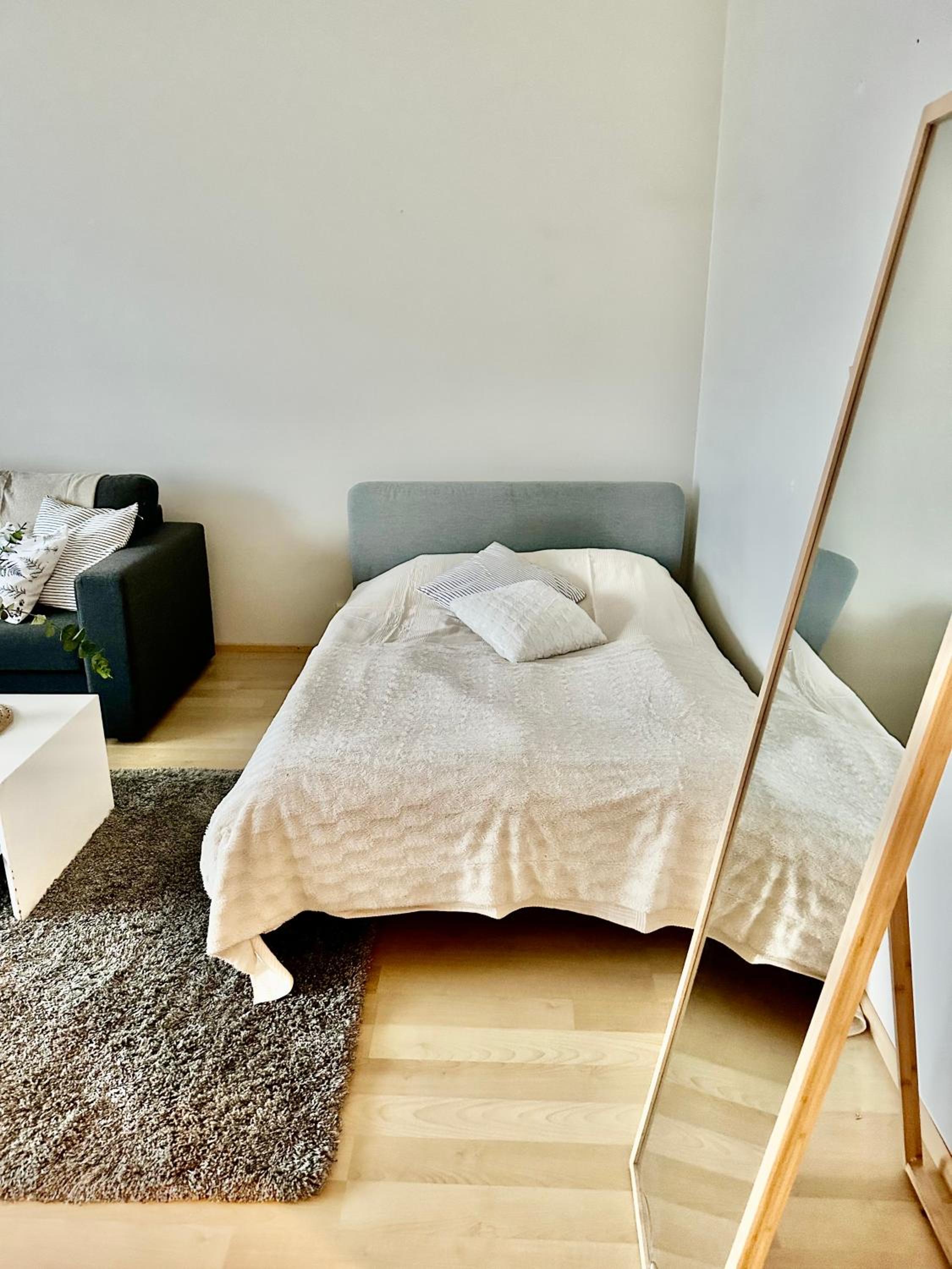 2BR Lakefront Home near Railway Station & Downtown view 3