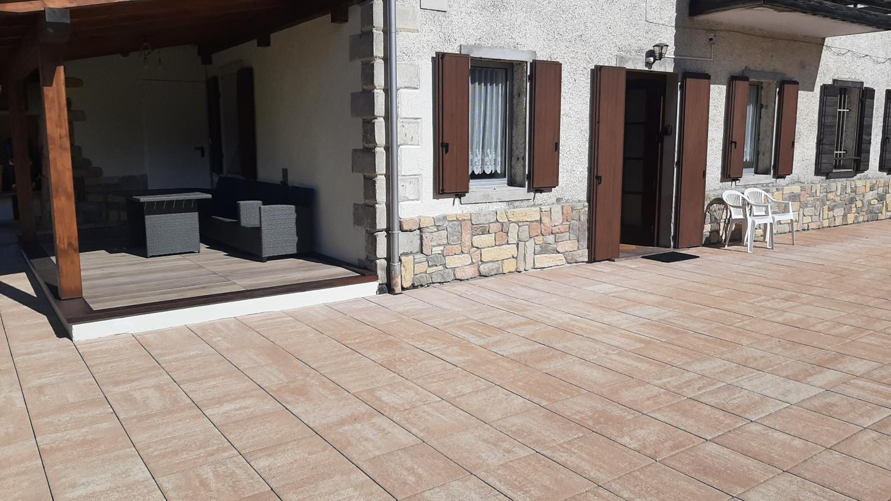 CAMPO BASE CADORE con parcheggio auto e garage moto view 2