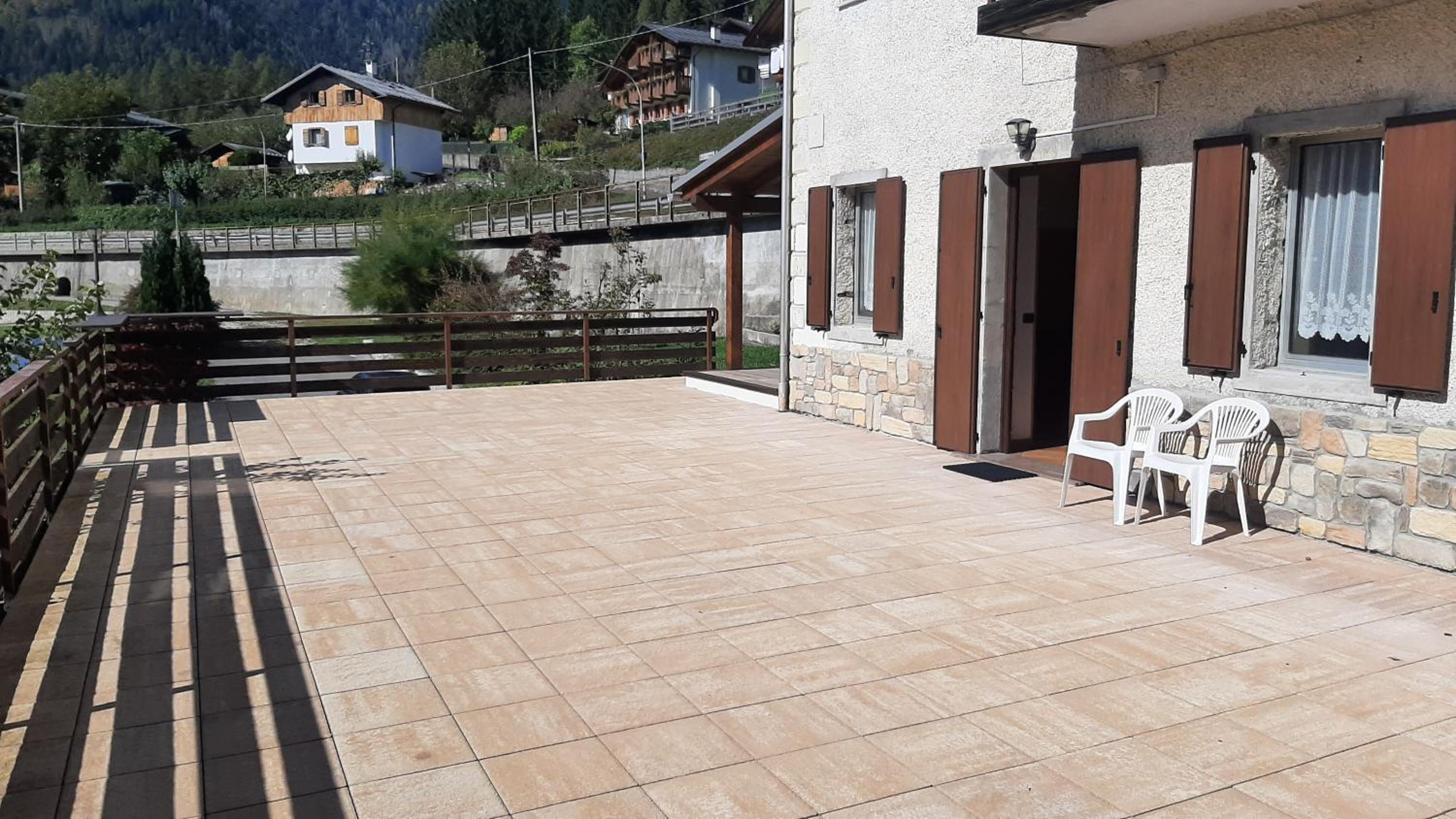 CAMPO BASE CADORE con parcheggio auto e garage moto view 3