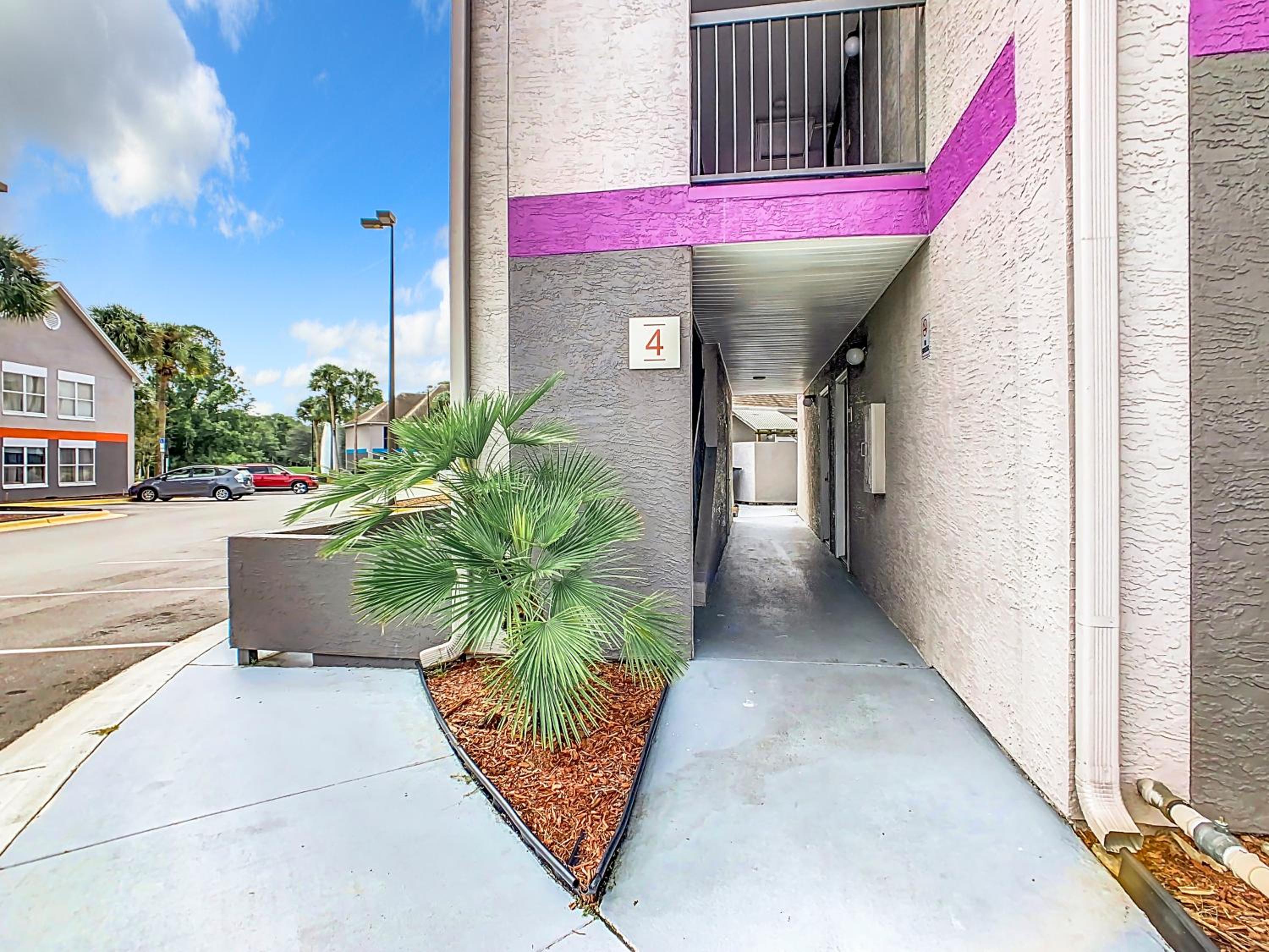 Be Our Guest! 1 Bedroom Condo Near Disney Parks!