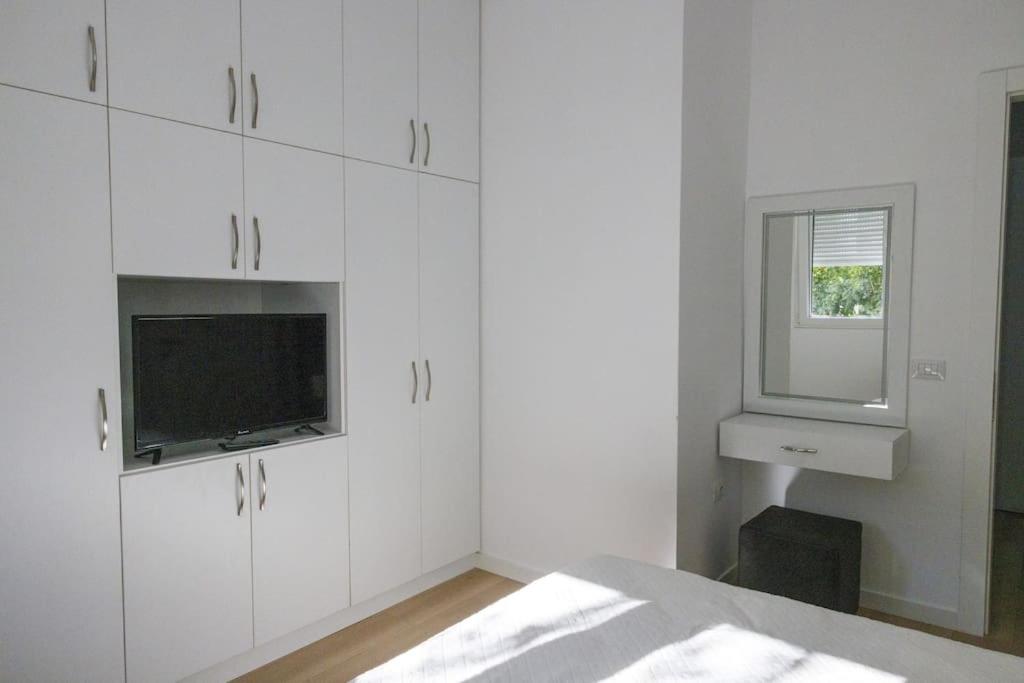 DRITA 1 Cozy Modern Apartment Fier