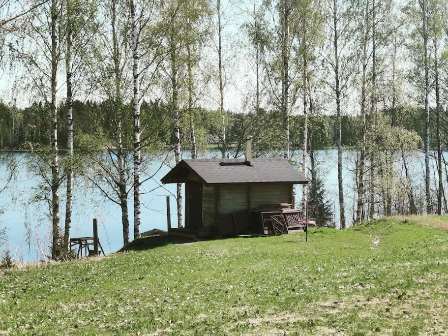 Talo järven rannalla