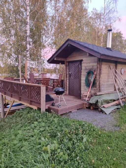 Talo järven rannalla