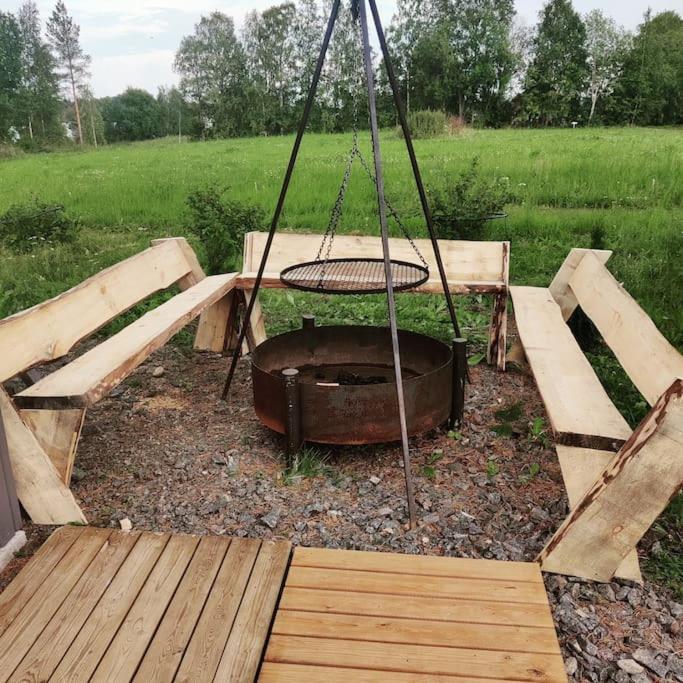 Talo järven rannalla