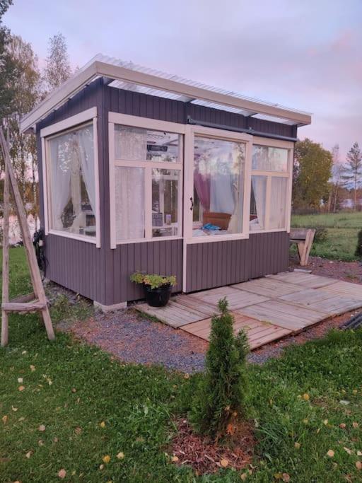 Talo järven rannalla