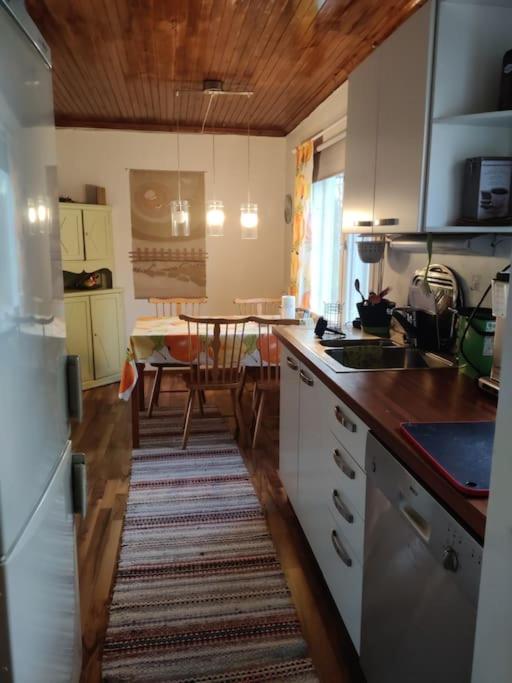 Talo järven rannalla