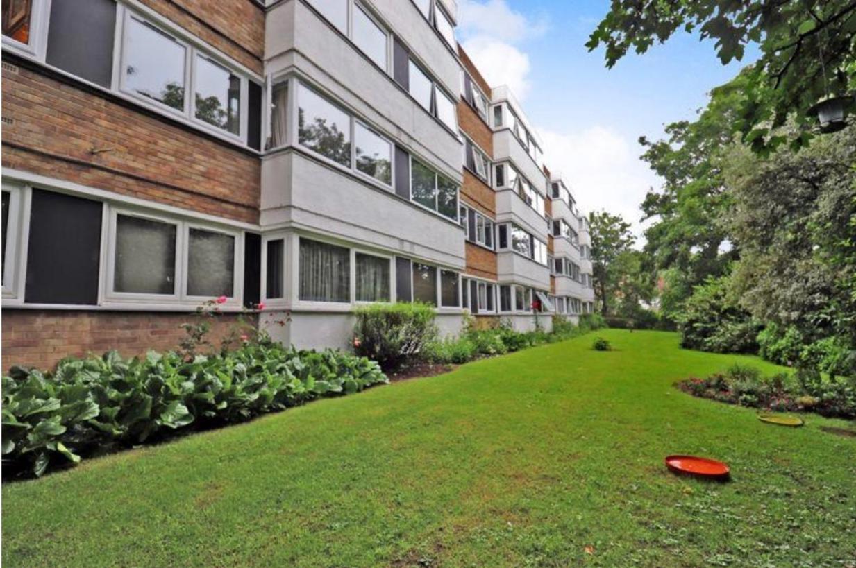 Spacious Wanstead Apartment- Sleeps 4!