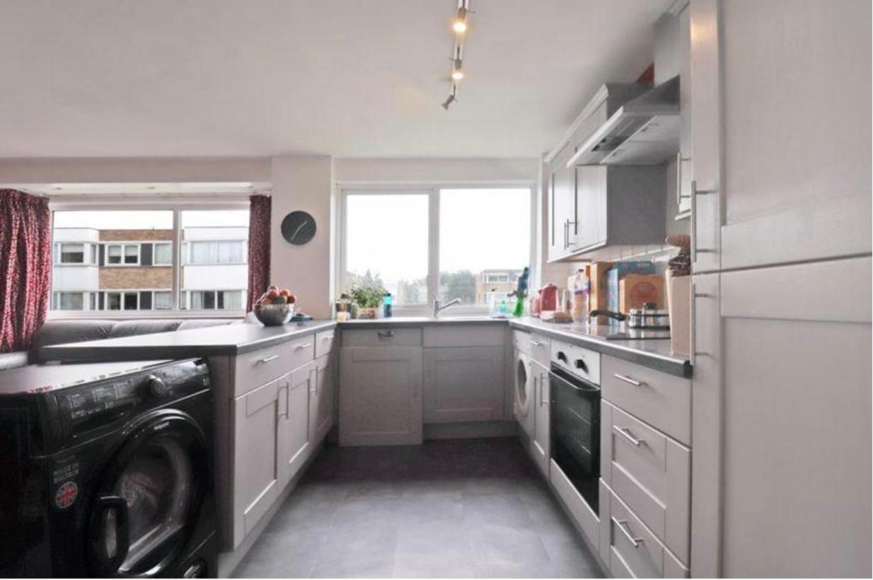 Spacious Wanstead Apartment- Sleeps 4!