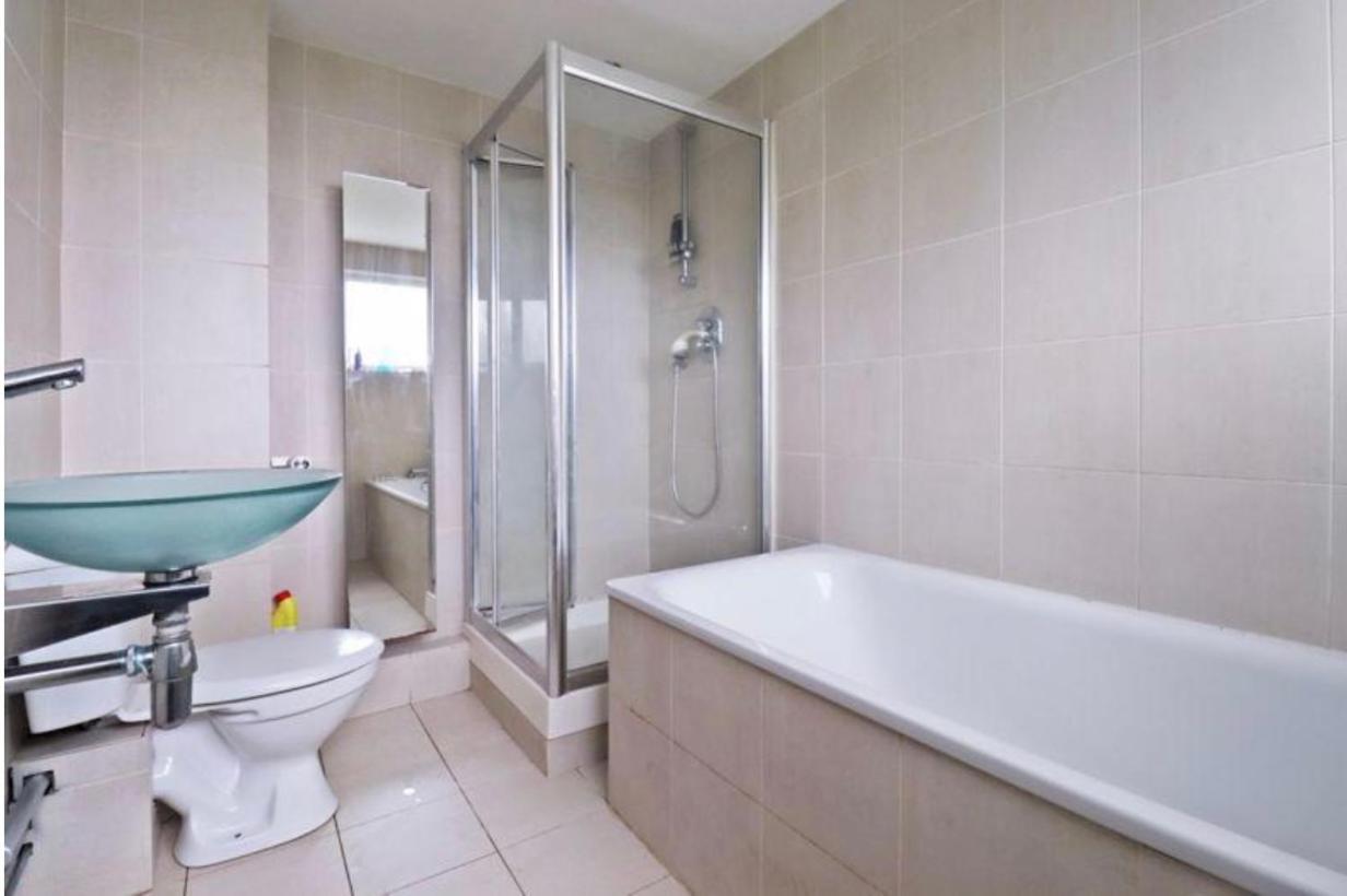 Spacious Wanstead Apartment- Sleeps 4!