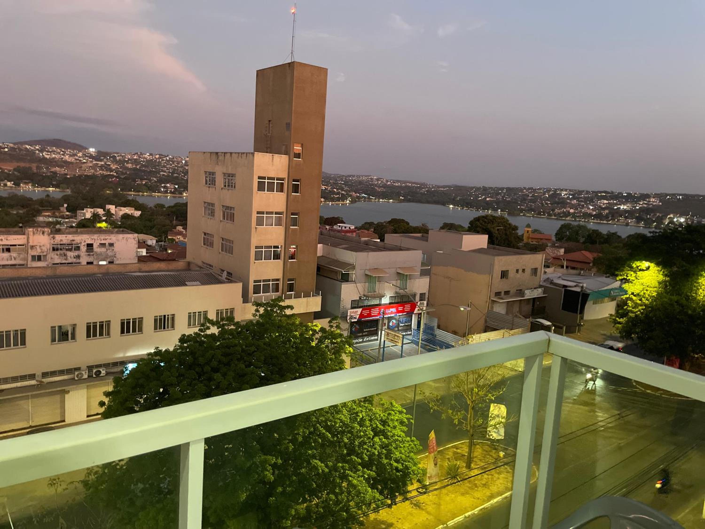 Apto 401, ótima localização, self check-in, wi-fi, varanda e vista linda, 14km aeroporto