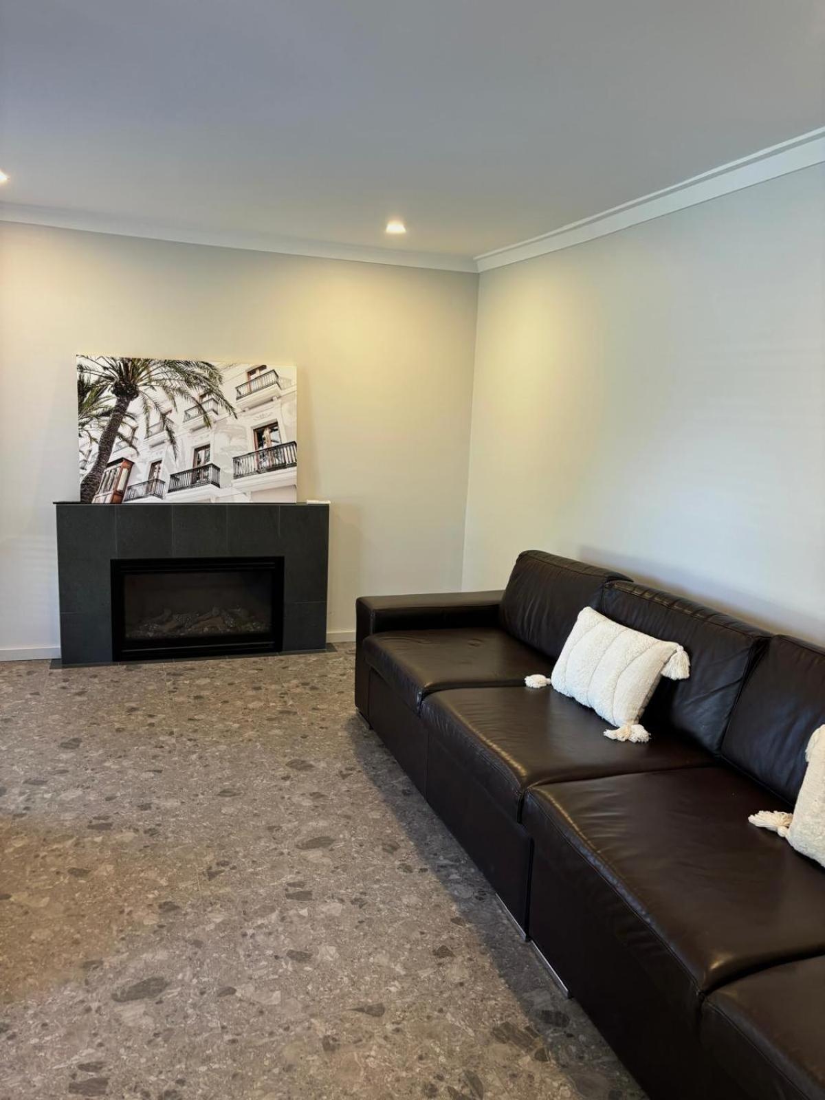 Versatile summer beach house or cosy winter retreat!
