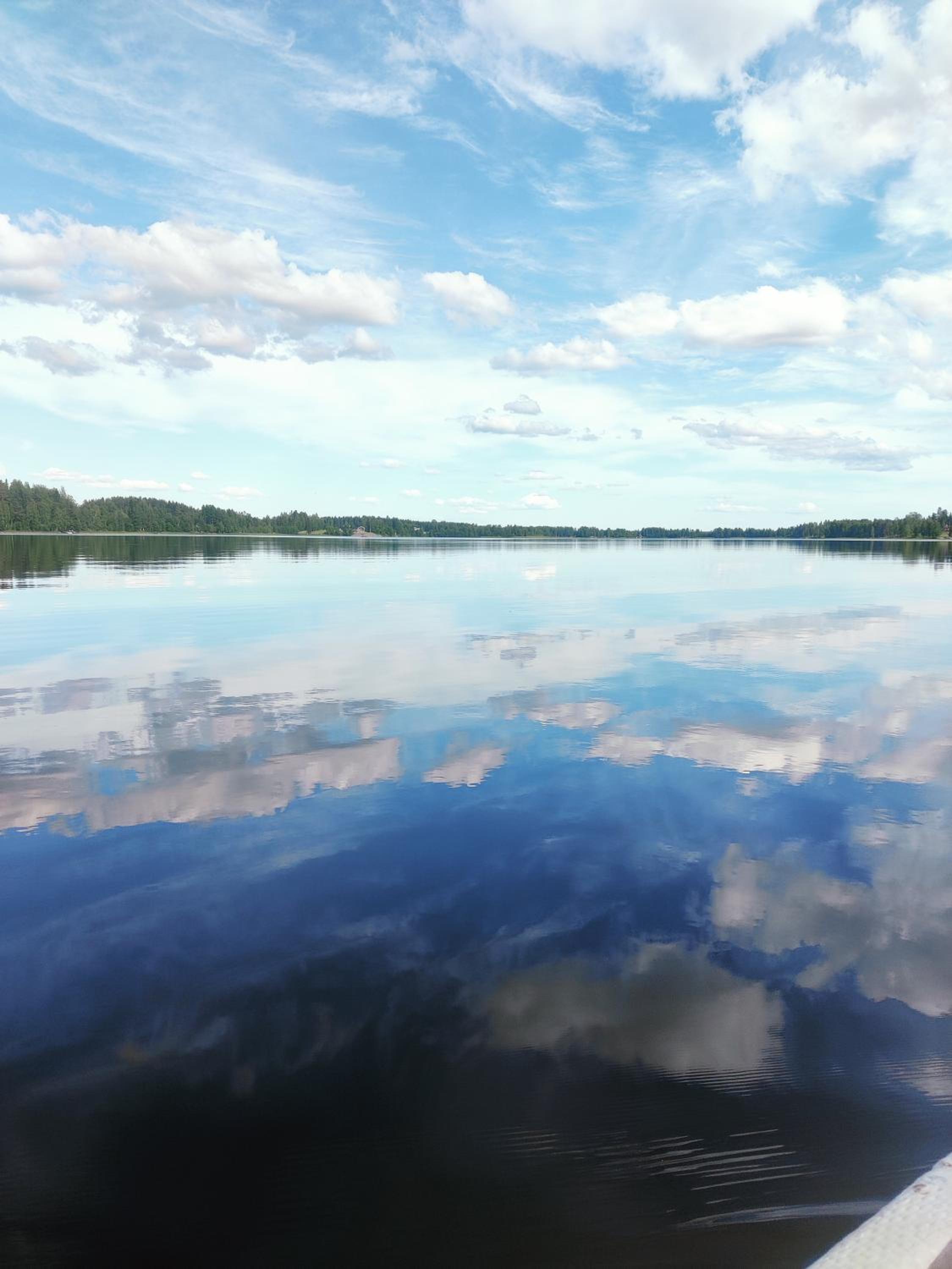 Talo järven rannalla