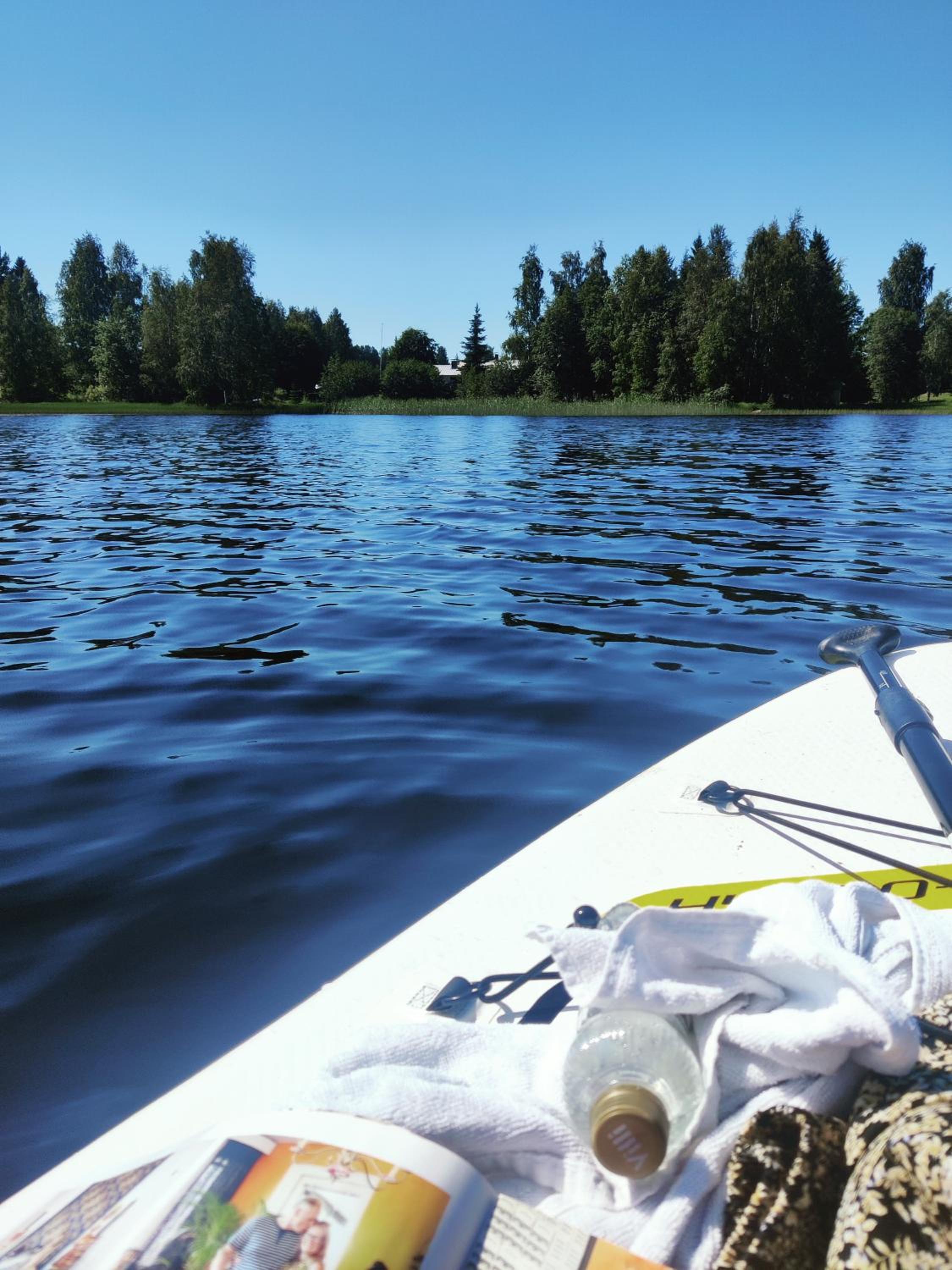 Talo järven rannalla