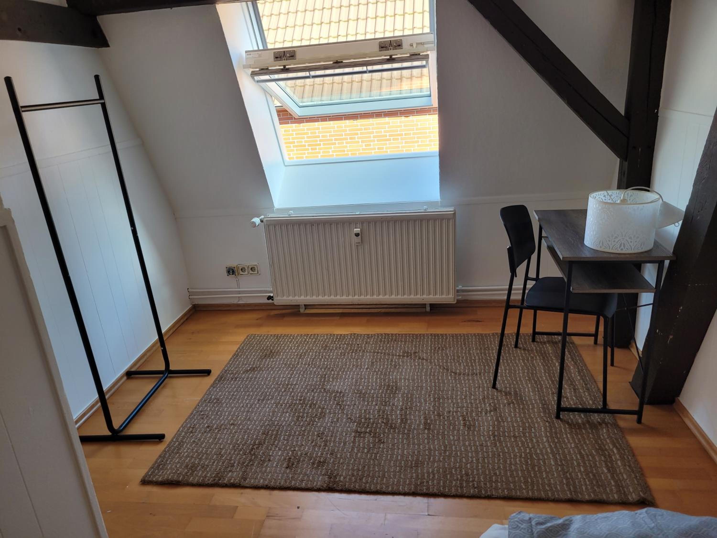 WG-Zimmer in Villendachgeschoß nahe am Bahnhof