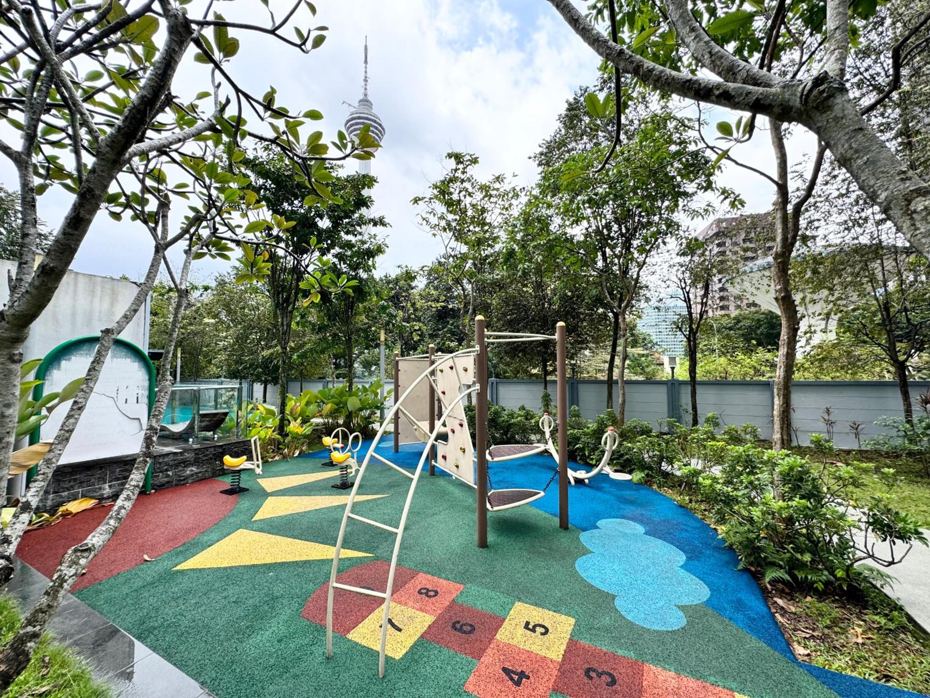 19 Suasana Bukit Ceylon KLCC Bukit Bintang 12 pax 3R2B