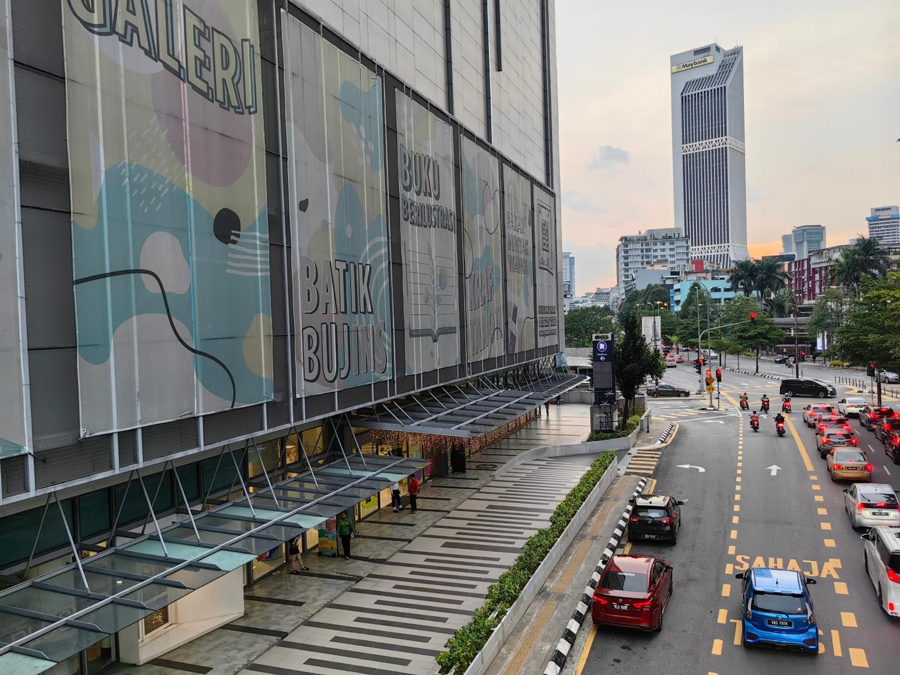 The Robertson R9 Walk to Jalan Alor Street Bukit Bintang Pavilion 7 pax 2R1B