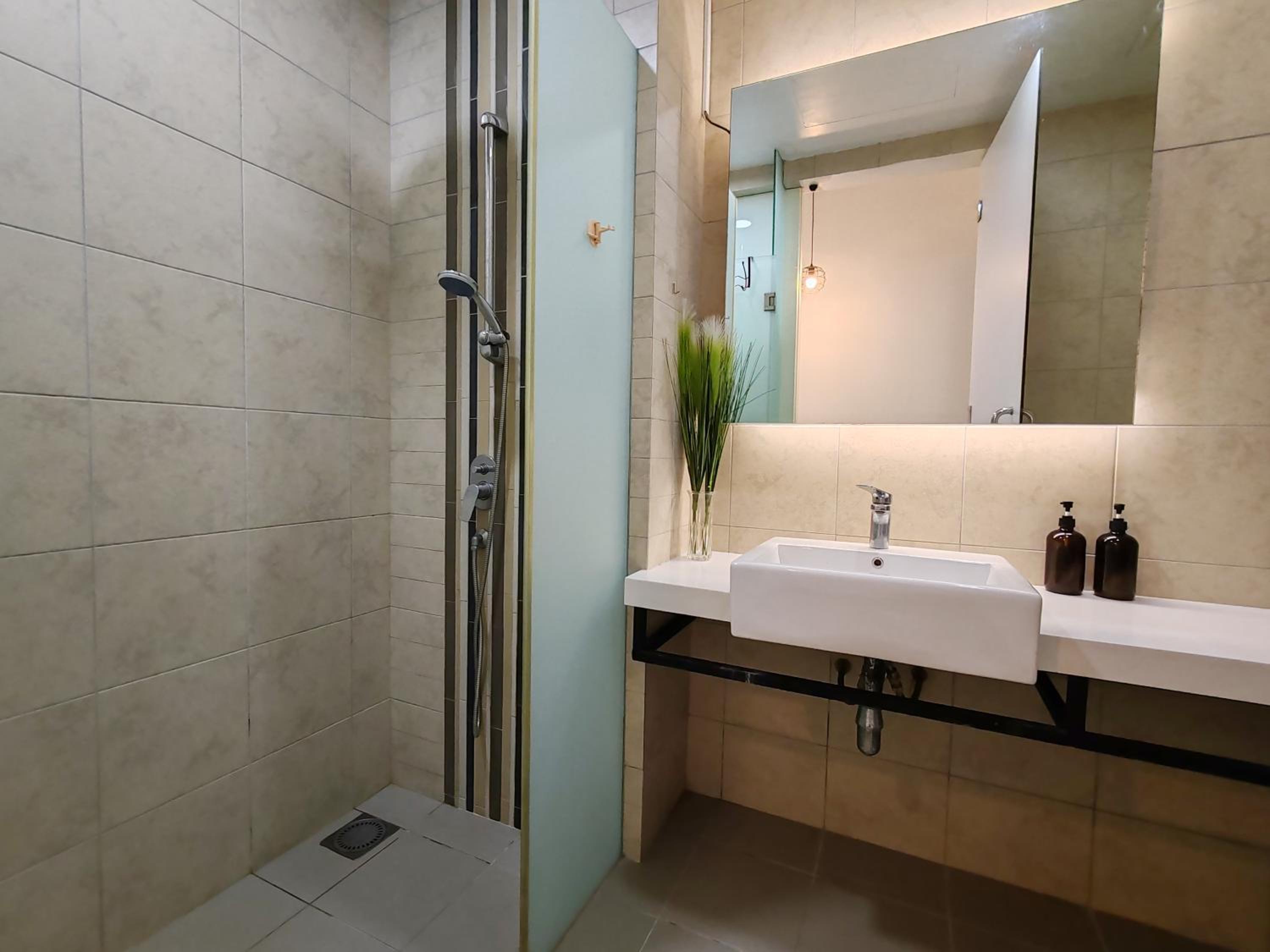 The Robertson R9 Walk to Jalan Alor Street Bukit Bintang Pavilion 7 pax 2R1B
