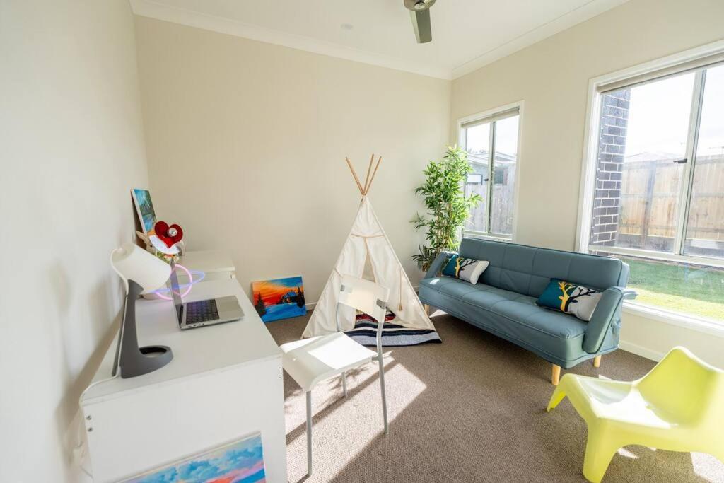 Hidden Woodland Paradise, Spacious Backyard & BBQ - 2024 New Built Home near Logan Hospital, Ikea & More