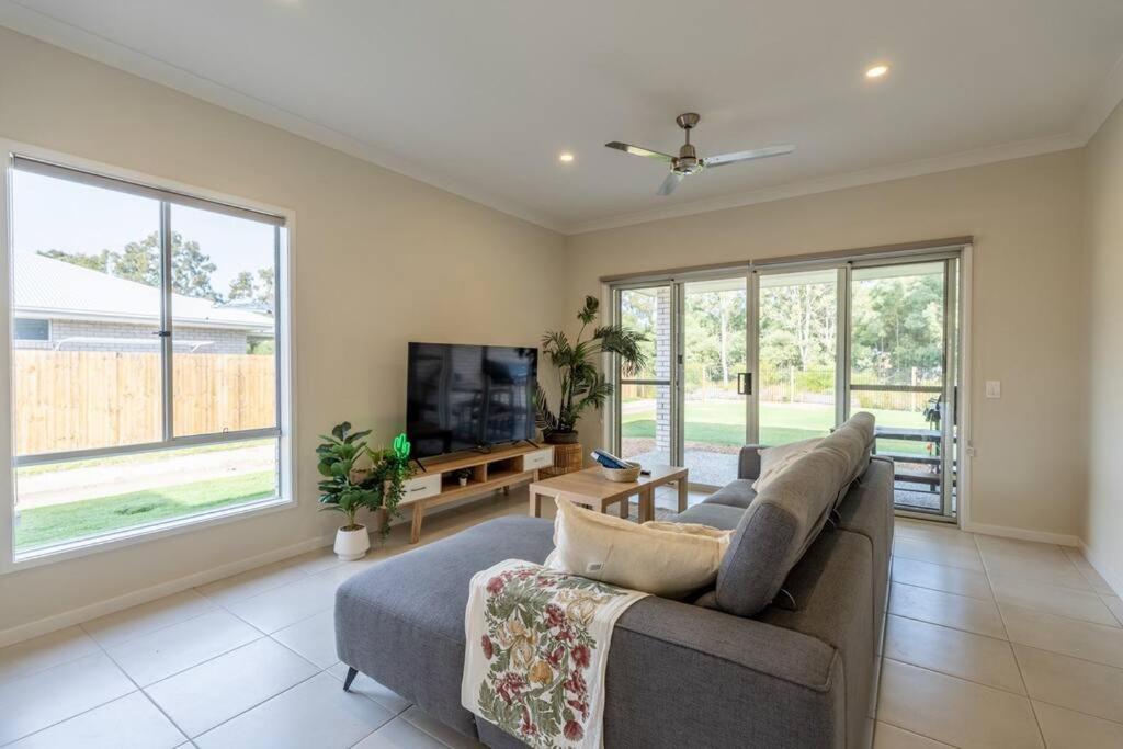 Hidden Woodland Paradise, Spacious Backyard & BBQ - 2024 New Built Home near Logan Hospital, Ikea & More